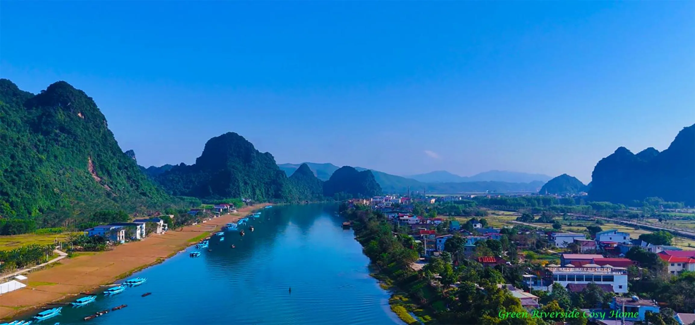 Property building in Green Riverside Cosy Home