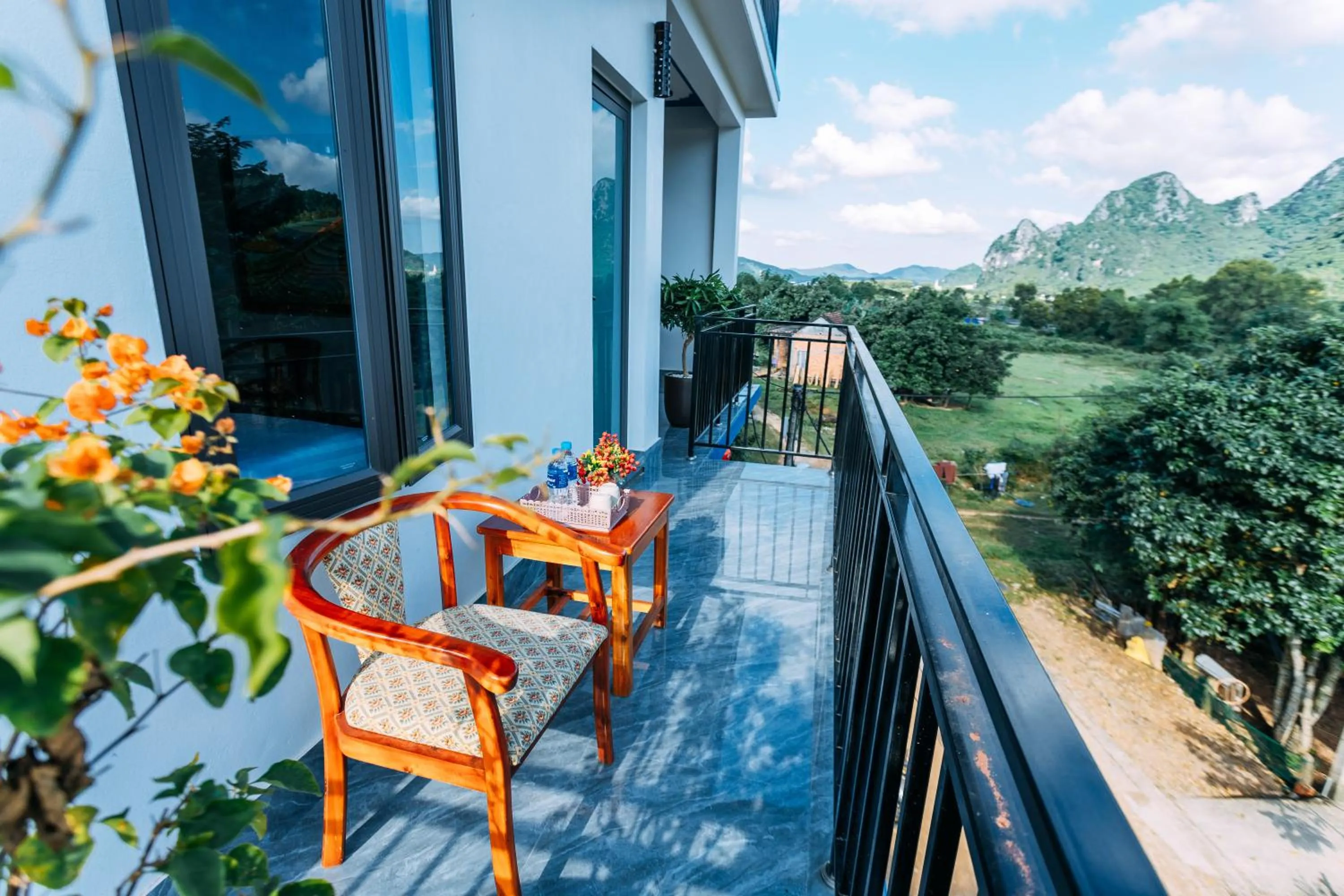 Property building in Green Riverside Cosy Home