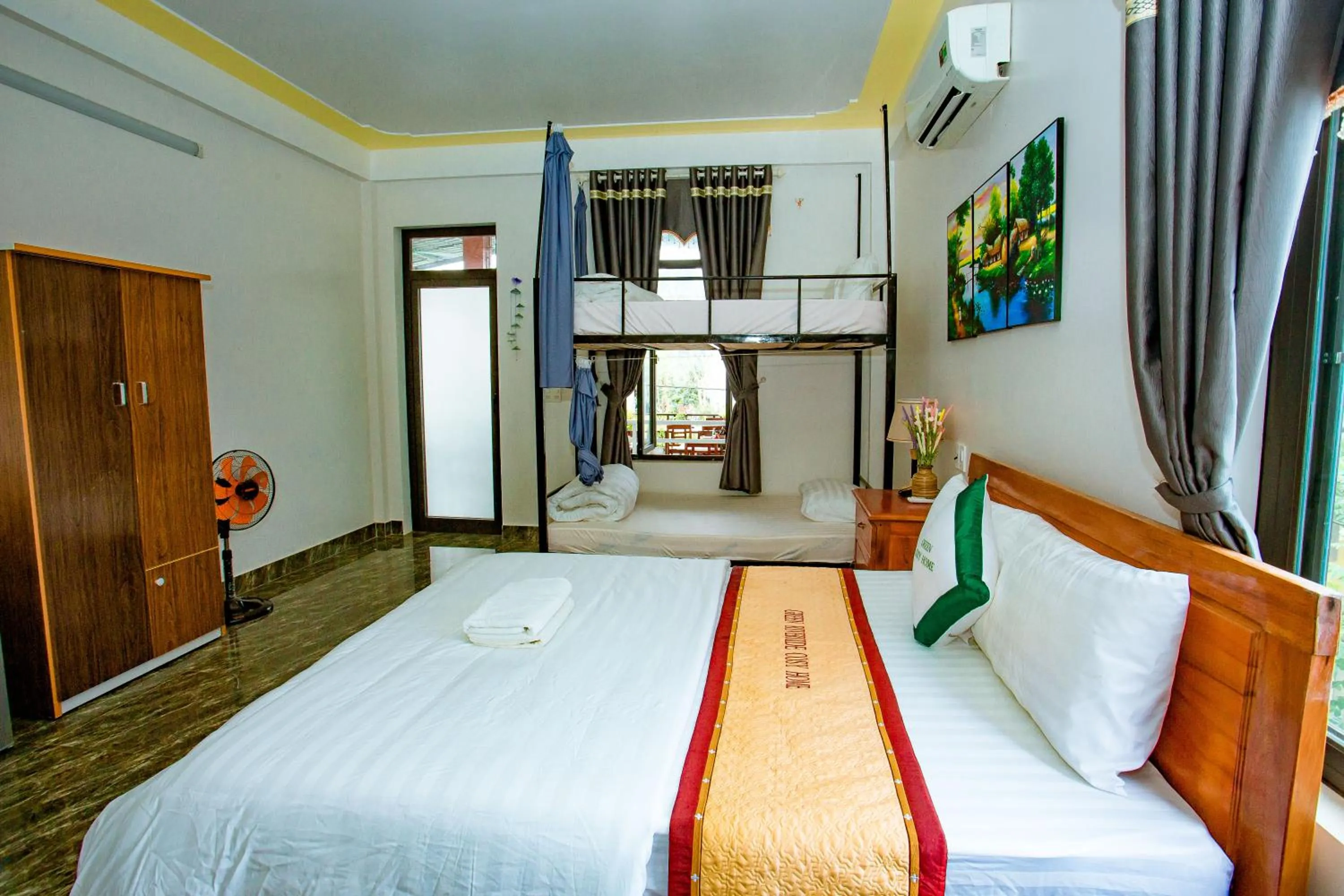 Photo of the whole room, Bed in Green Riverside Cosy Home