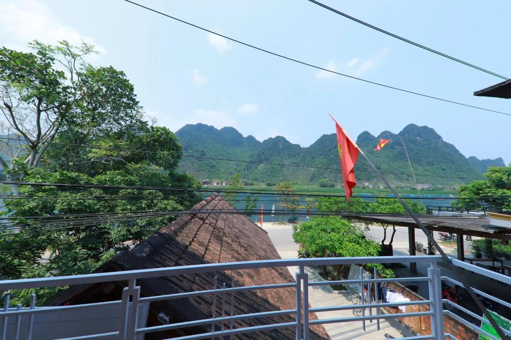 Green Riverside Cosy Home