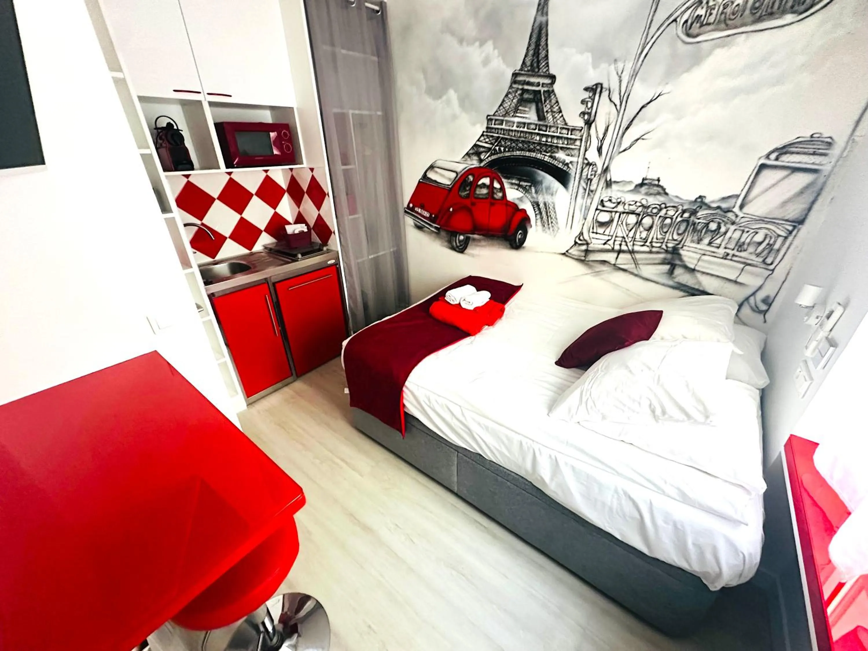 Bedroom, Bed in Beatrice et Emmanuel Meublé Eiffel