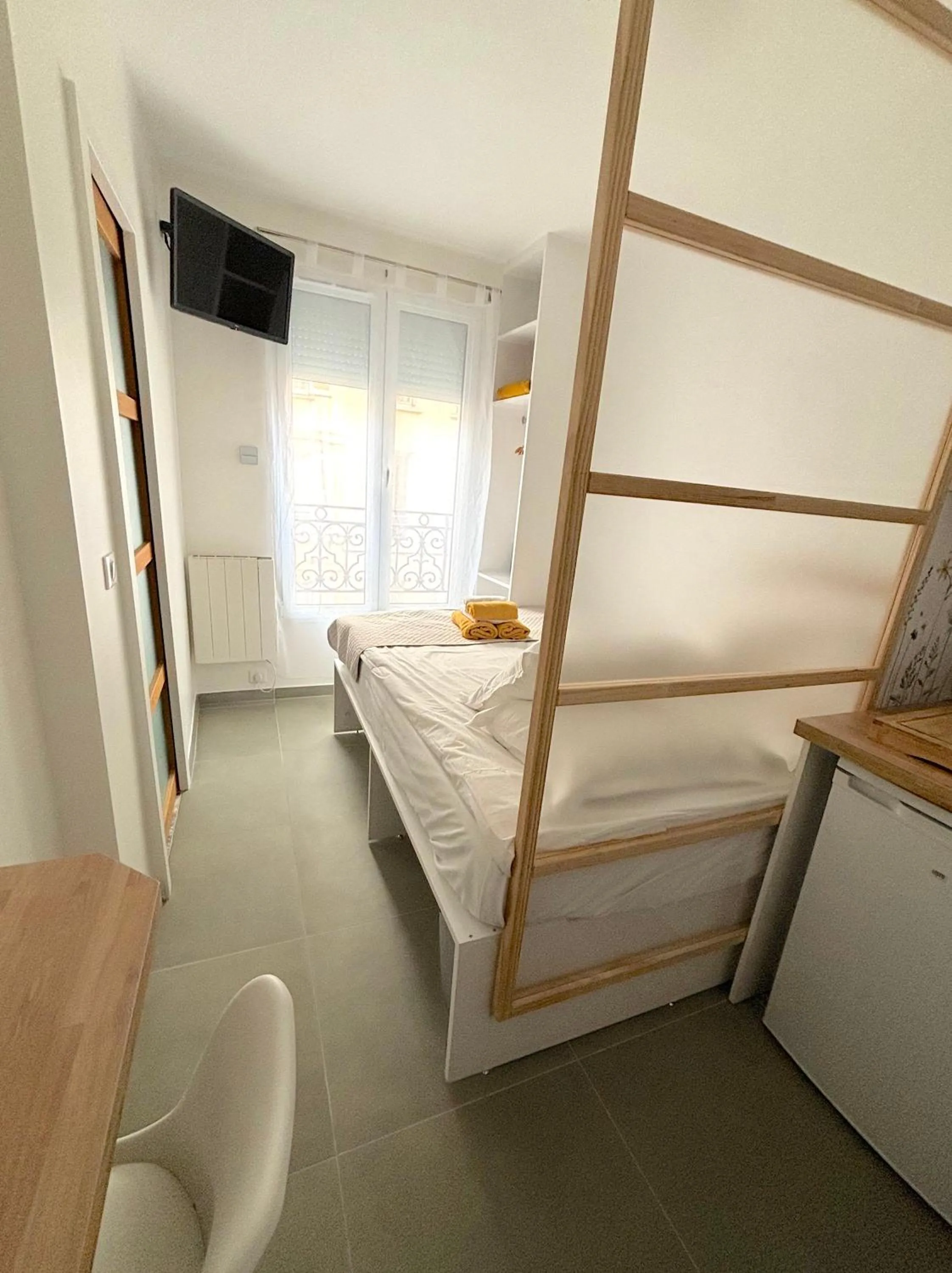 Photo of the whole room, Bed in Beatrice et Emmanuel Meublé Eiffel