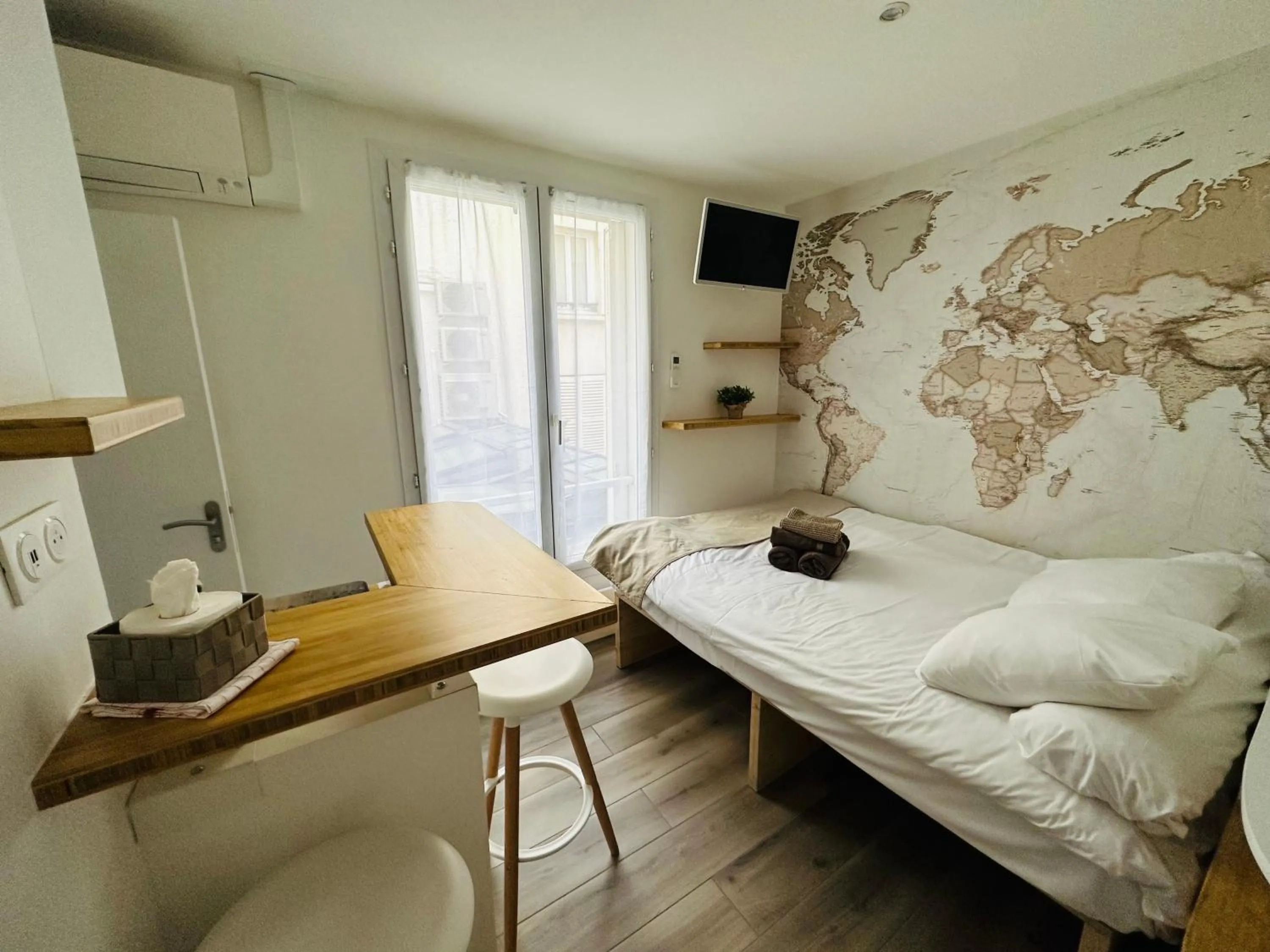 Photo of the whole room, Bed in Beatrice et Emmanuel Meublé Eiffel