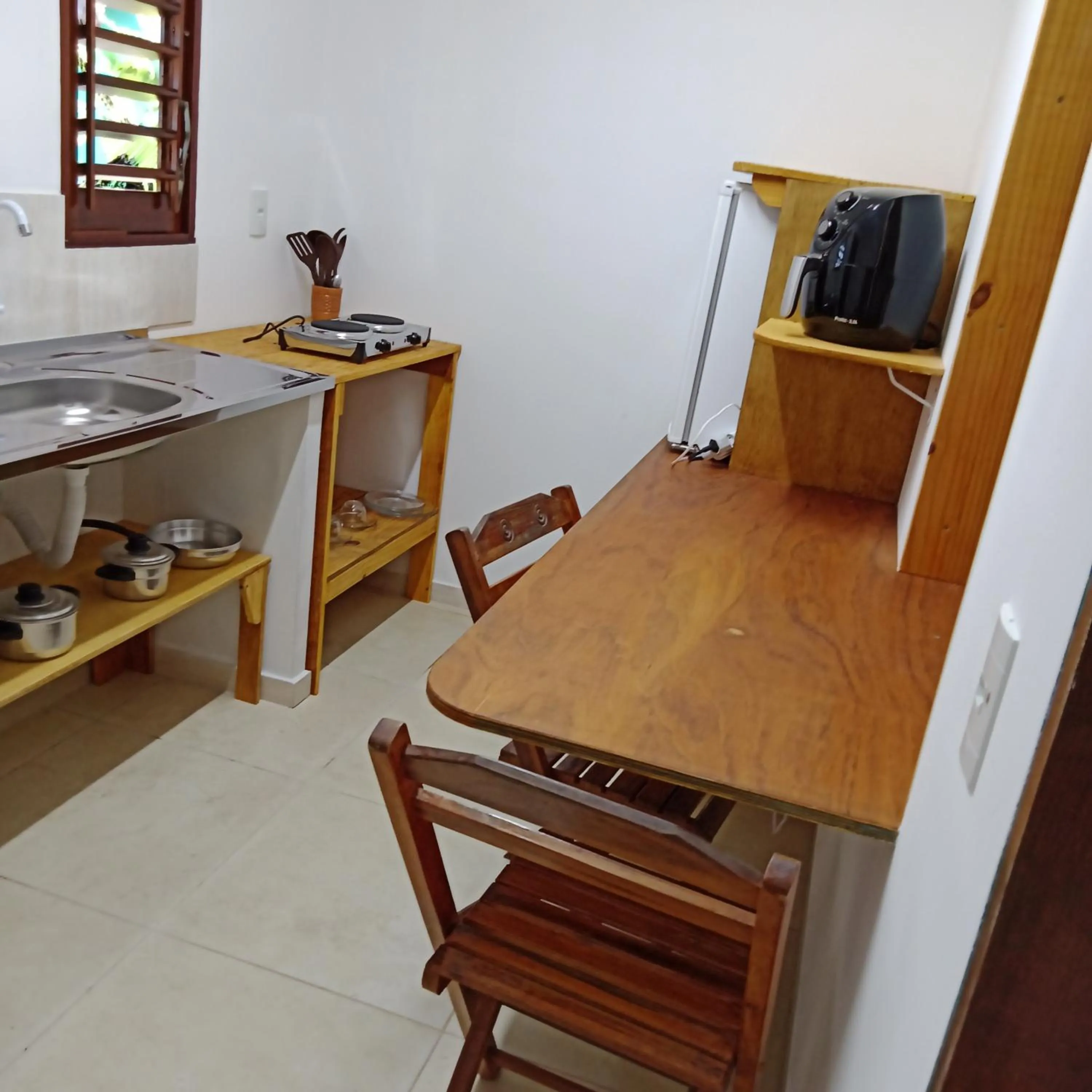 Kitchen or kitchenette in Hawaii Flats