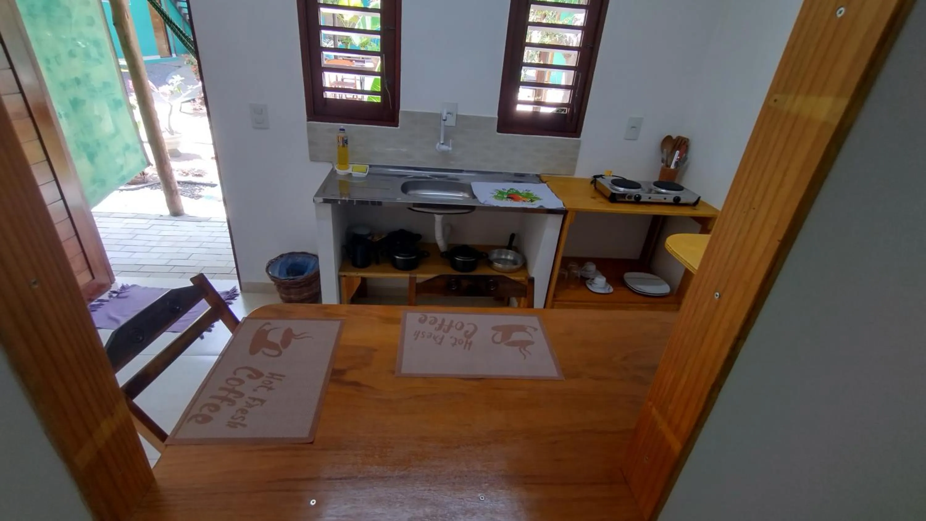 Kitchen or kitchenette in Hawaii Flats