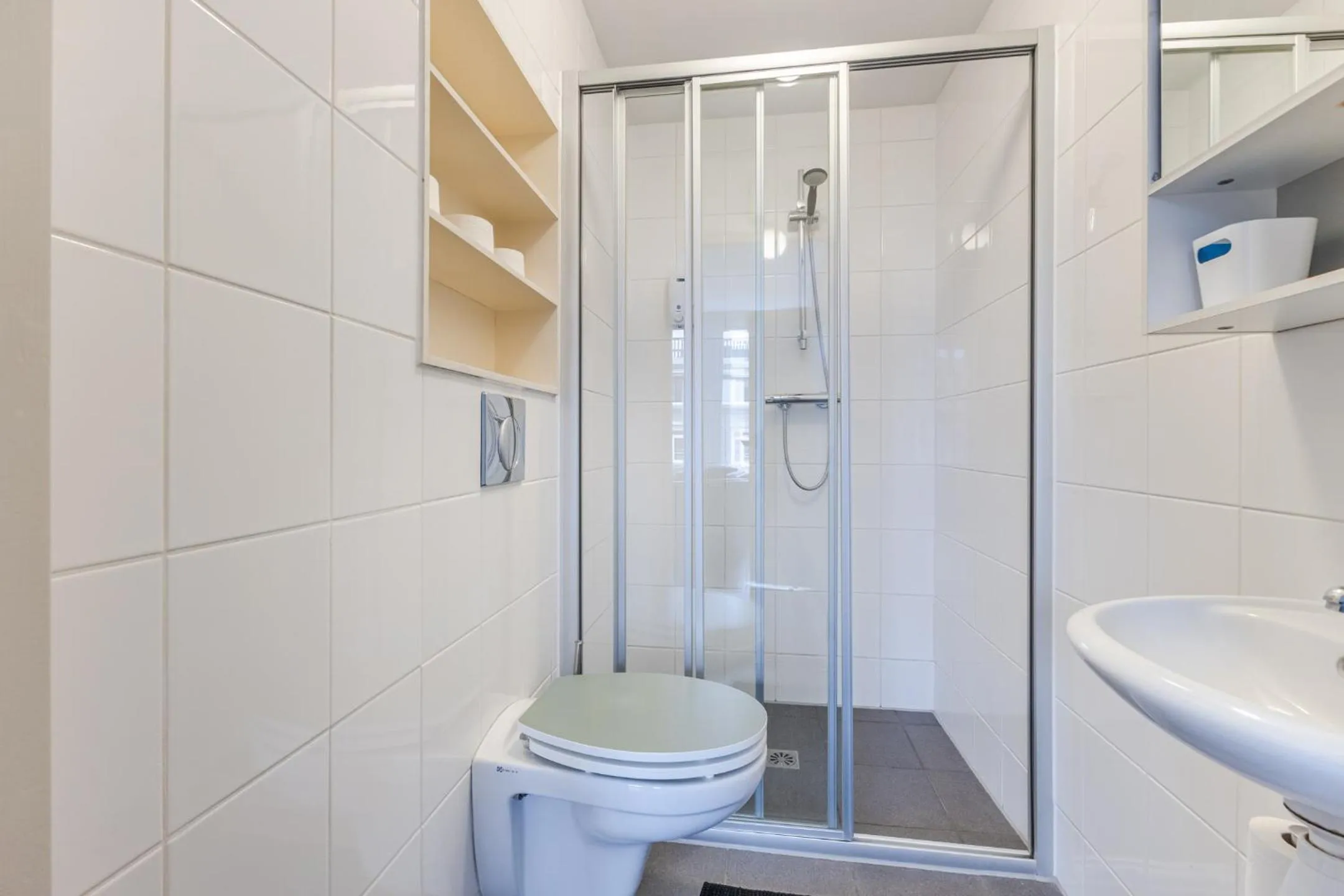 Shower in Albert Cuyp Studio