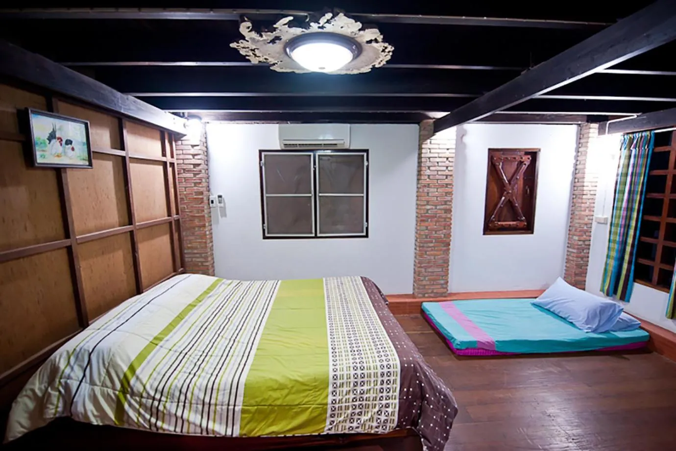Photo of the whole room, Bed in Baanmai Phaipa House