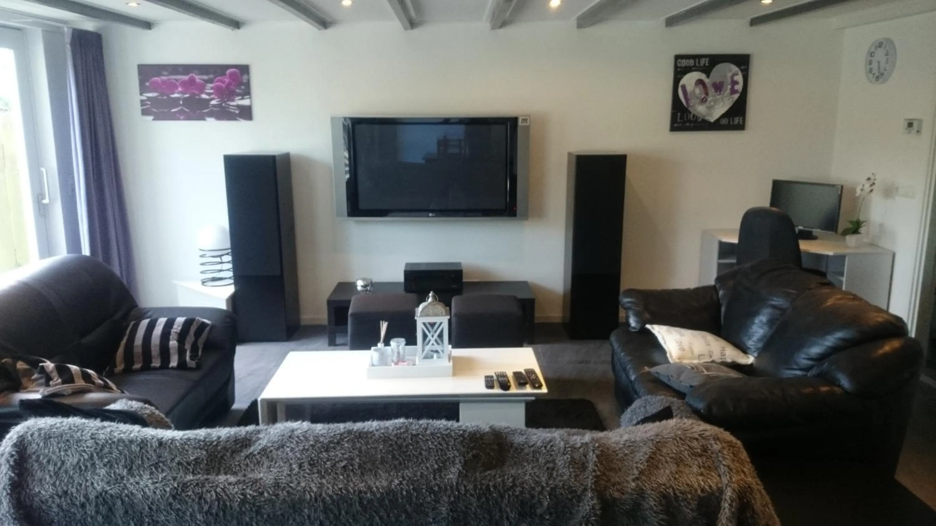 TV and multimedia in Bed & Kitchen Den Oever