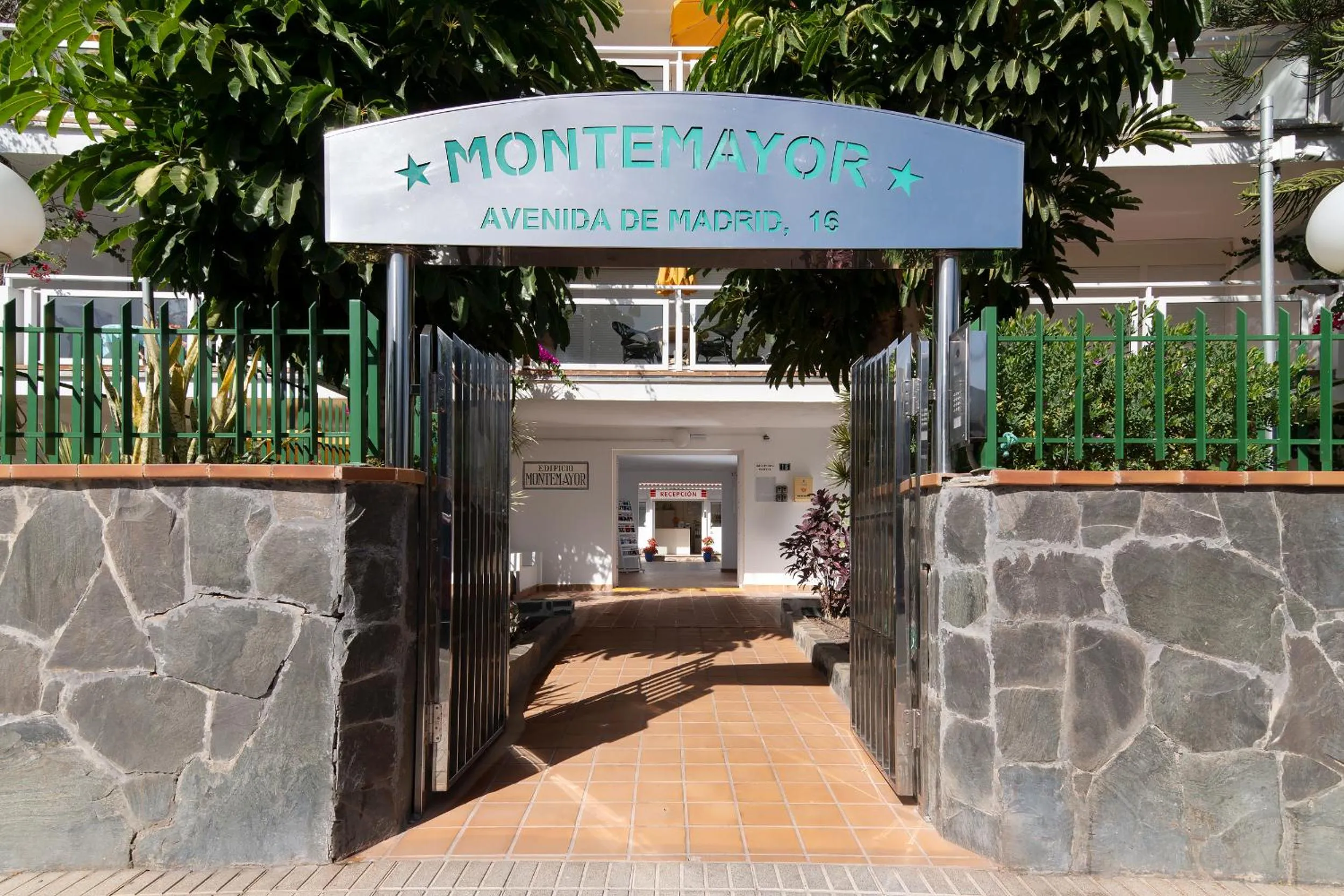 Facade/entrance in Apartamentos Montemayor
