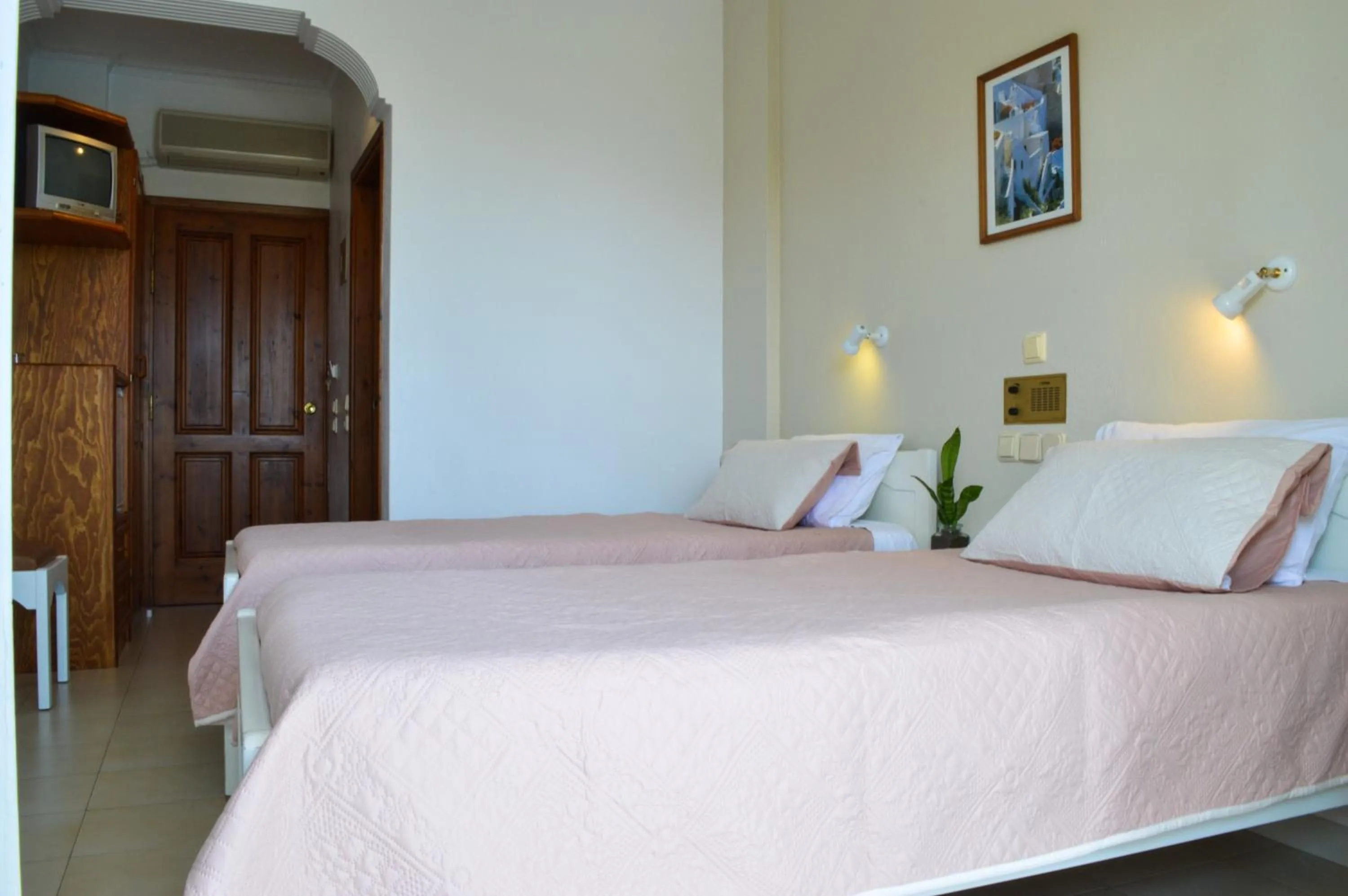 Photo of the whole room in Castro Hotel