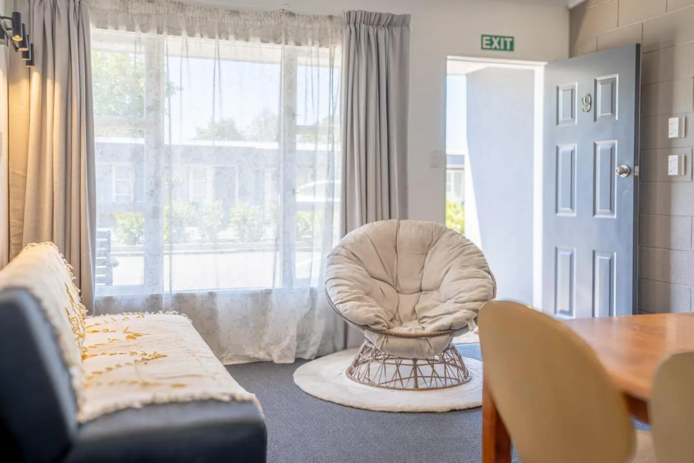 Frimley Lodge Motel - with Airport Shuttle service- Best Location in Town