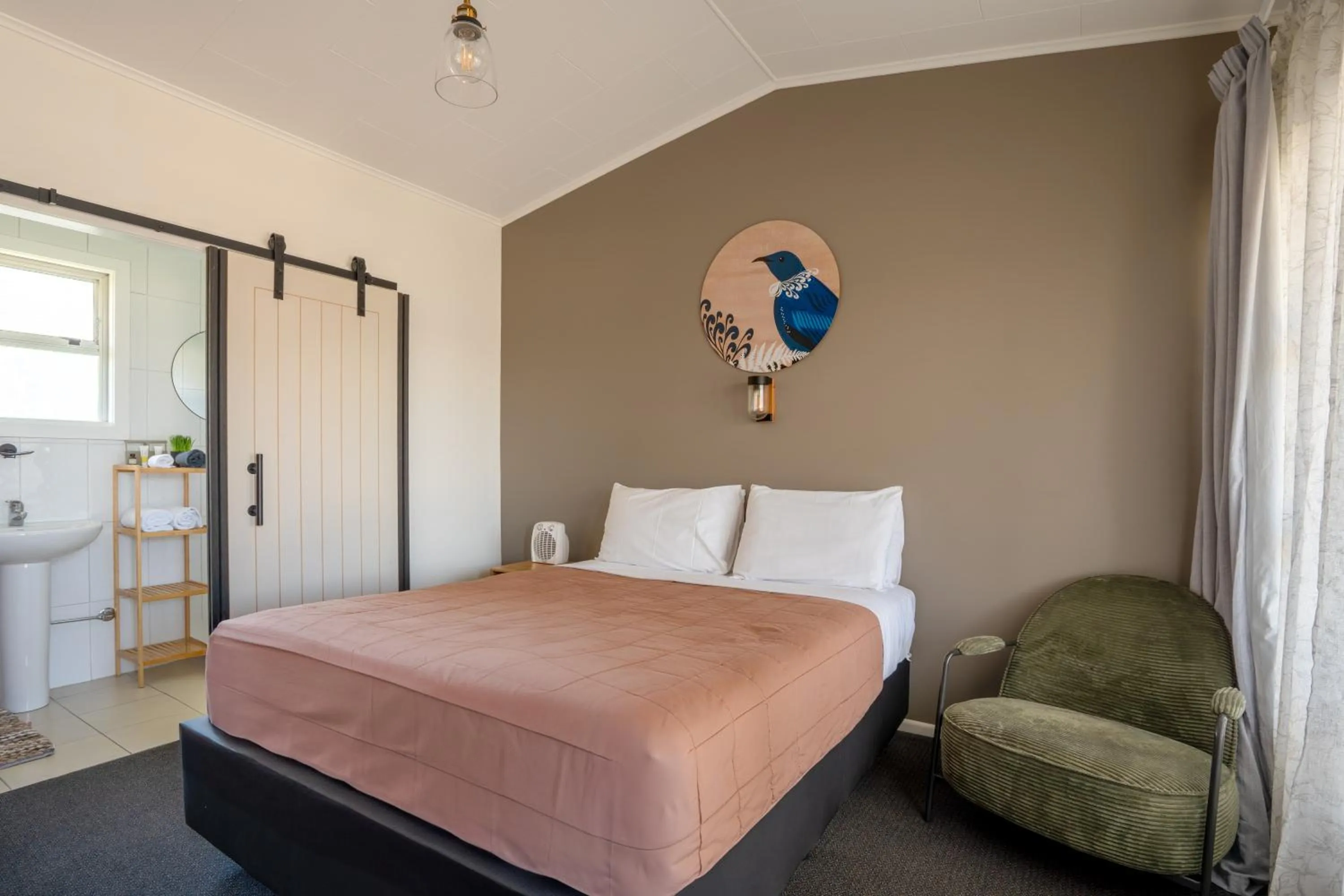 Bed in Frimley Lodge Motel - with Airport Shuttle service- Best Location in Town