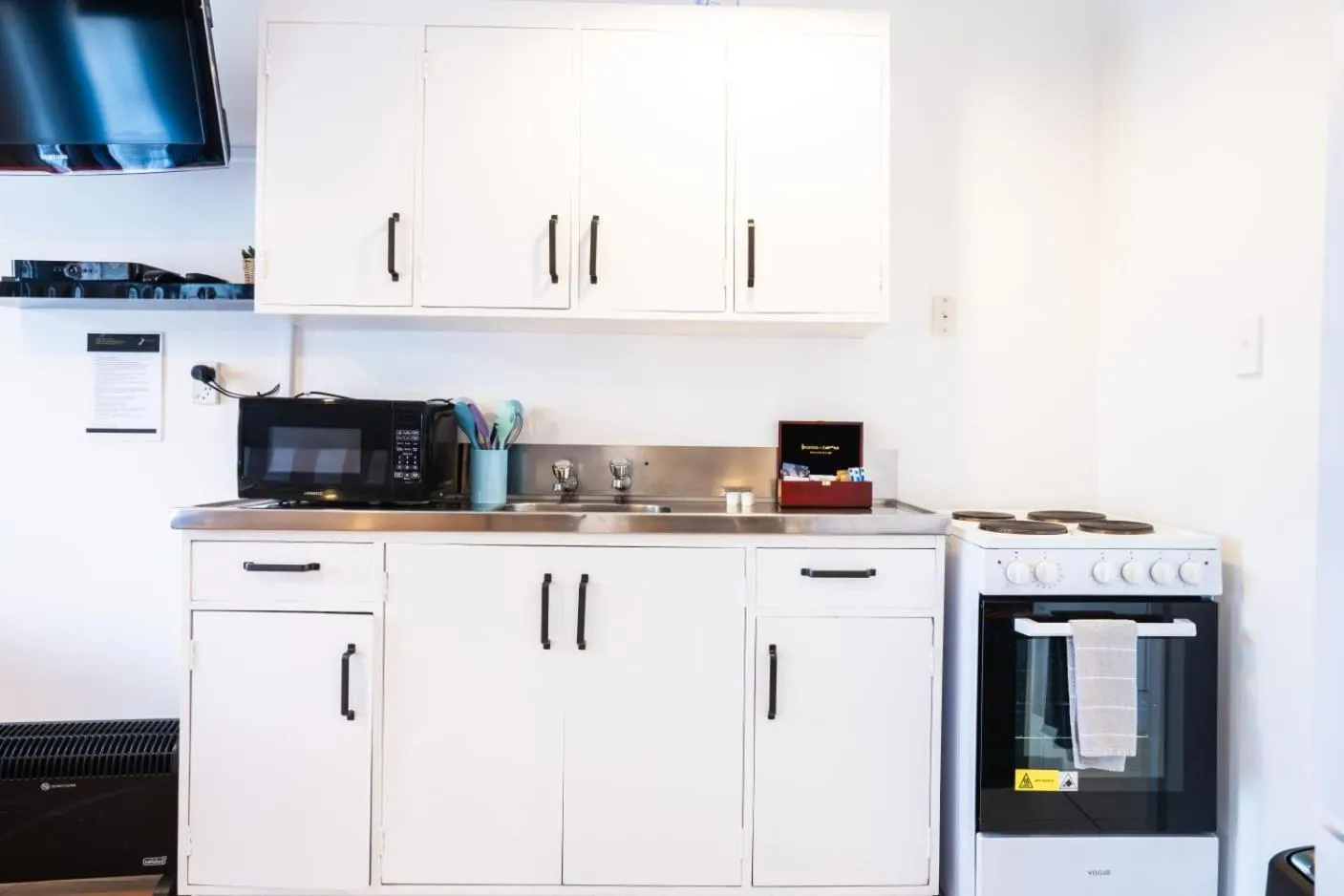 Frimley Lodge Motel - with Airport Shuttle service- Best Location in Town