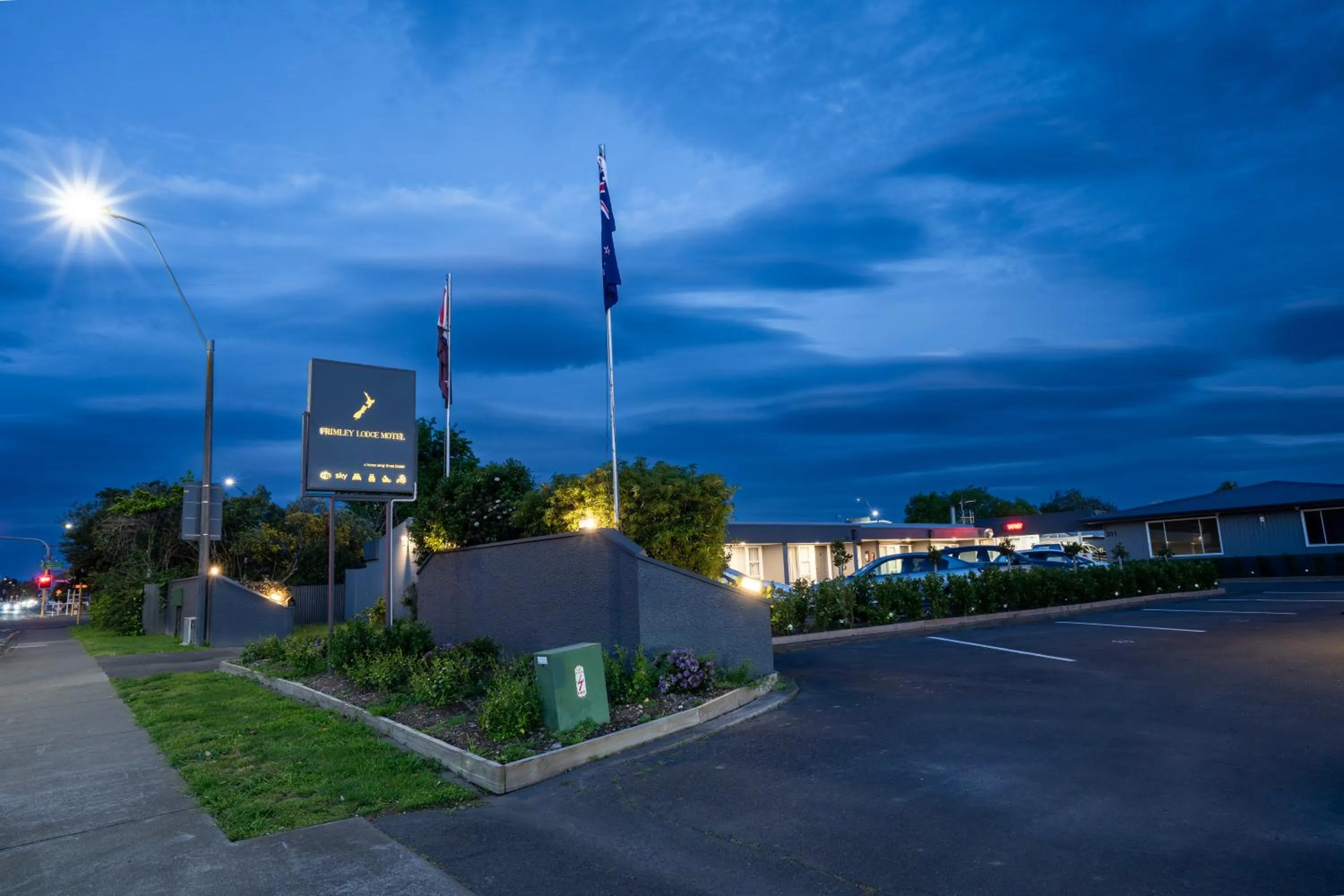 Property building in Frimley Lodge Motel - with Airport Shuttle service- Best Location in Town