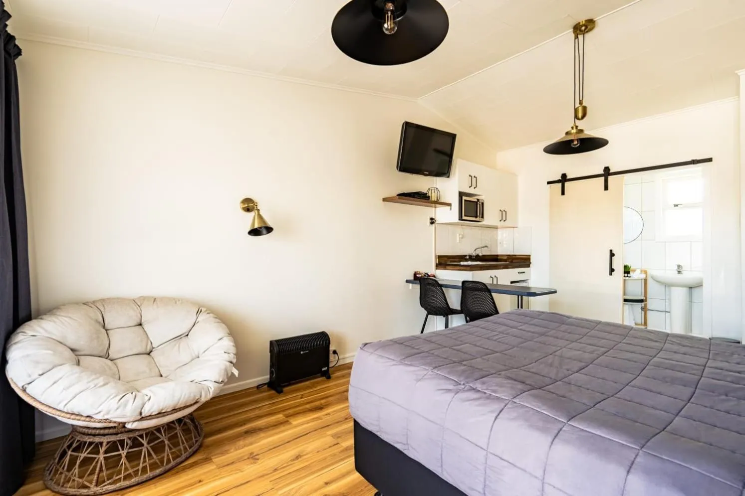 Bed in Frimley Lodge Motel - with Airport Shuttle service- Best Location in Town