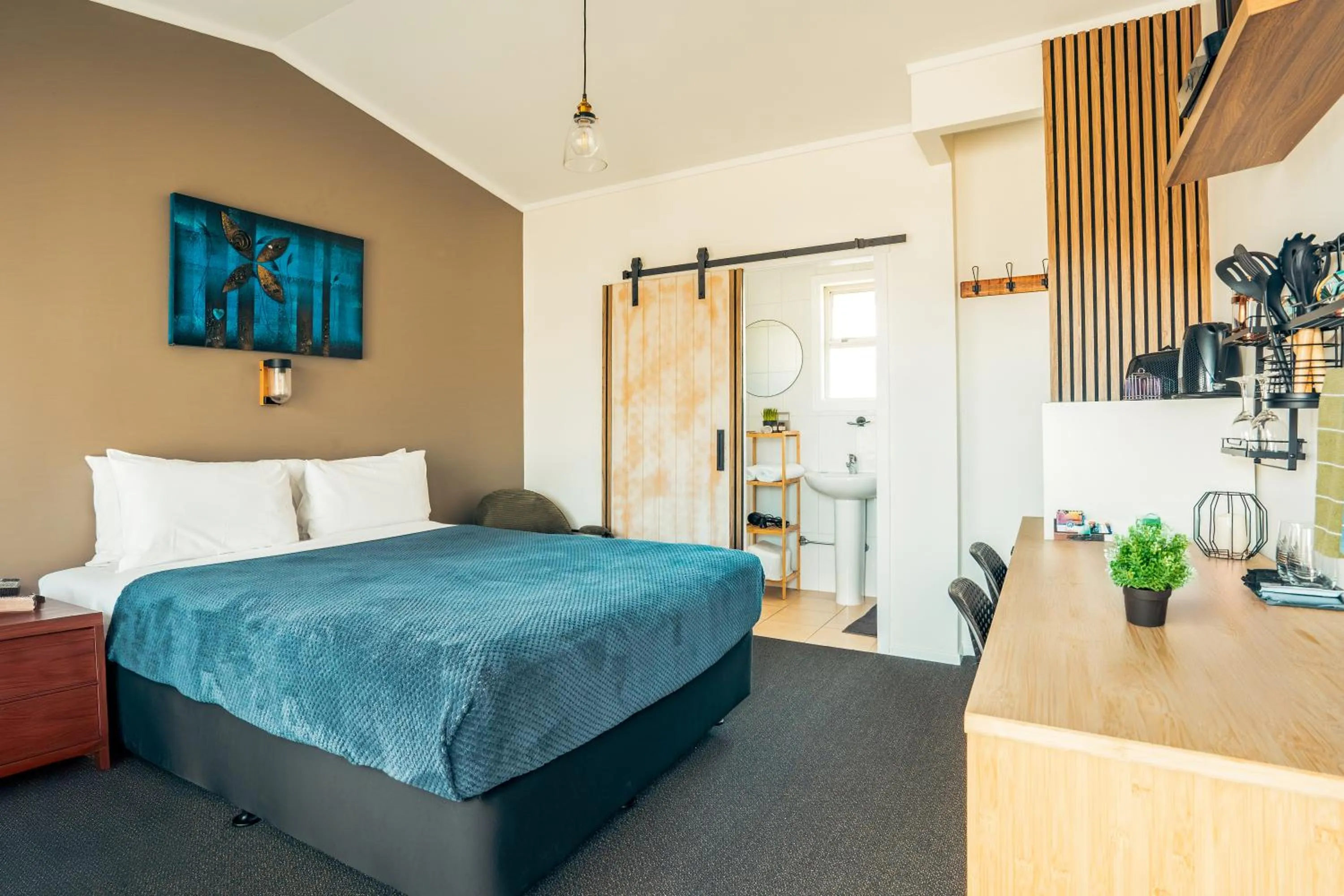 Bed in Frimley Lodge Motel - with Airport Shuttle service- Best Location in Town