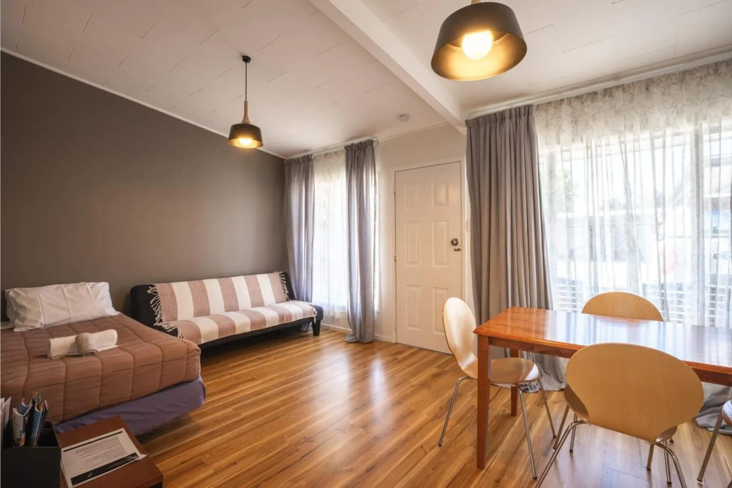 Frimley Lodge Motel - with Airport Shuttle service- Best Location in Town