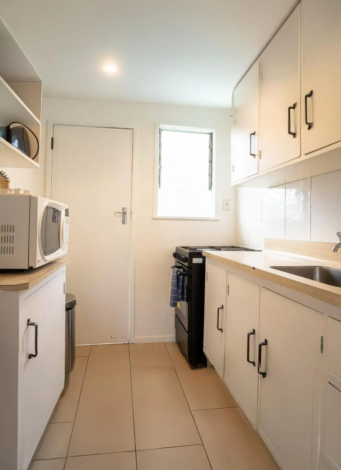 Frimley Lodge Motel - with Airport Shuttle service- Best Location in Town