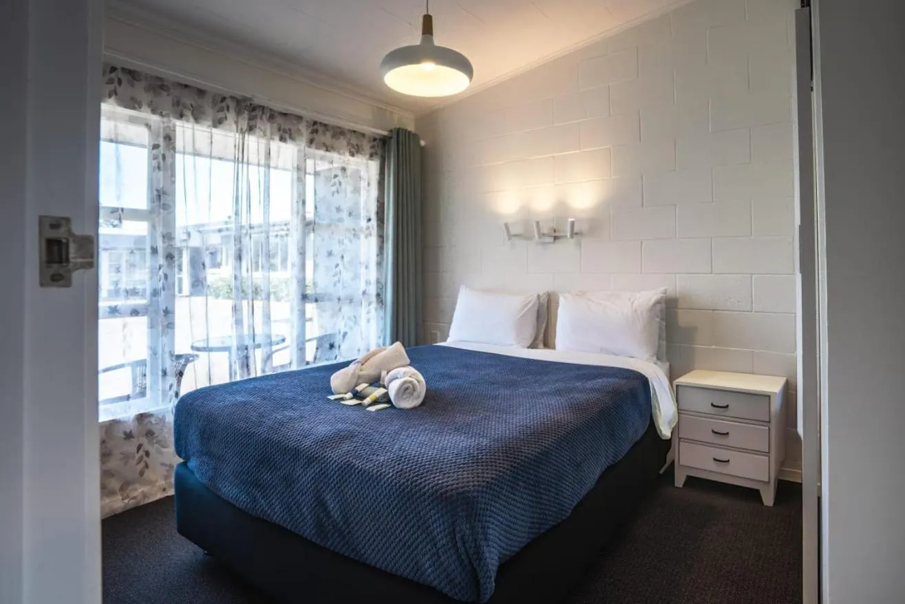 Bed in Frimley Lodge Motel - with Airport Shuttle service- Best Location in Town