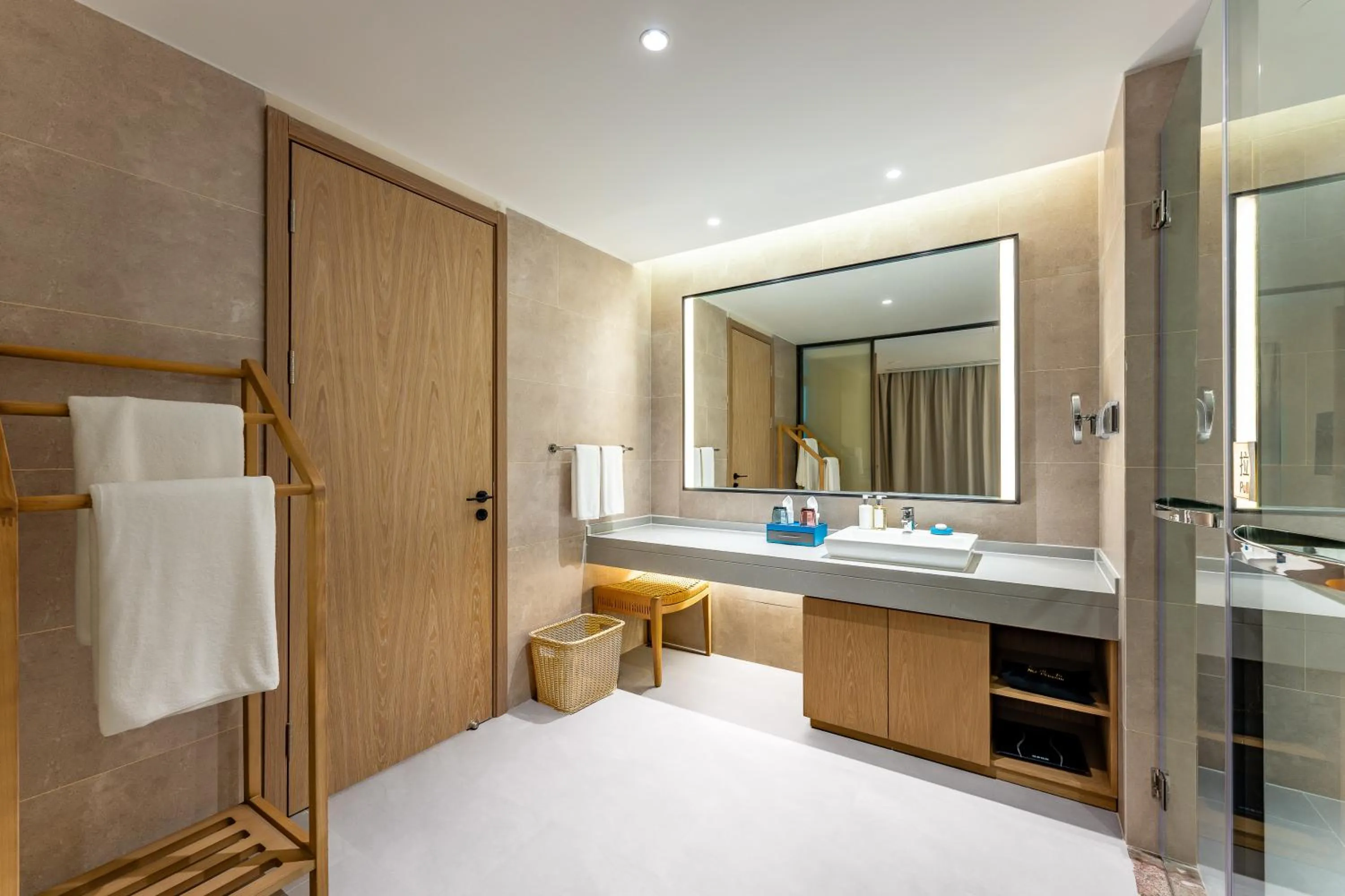Toilet, Bed in Holiday Inn Hainan Xiangshui Bay by IHG