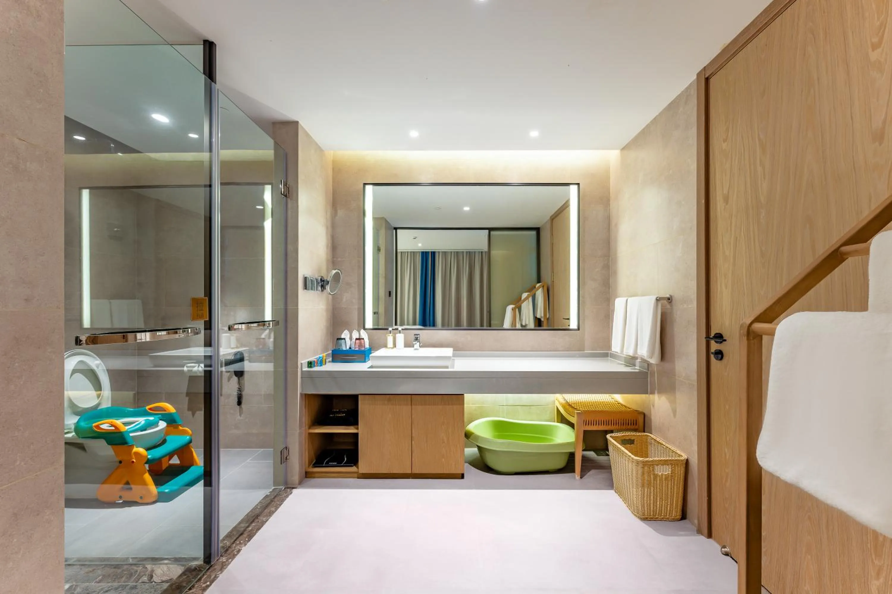 Bathroom, Bed in Holiday Inn Hainan Xiangshui Bay by IHG