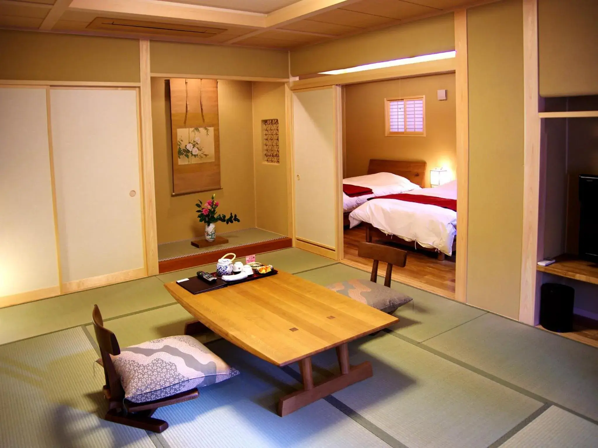 Japanese-Western Suite Room with Panoramic Hot Spring Bath in Gero Onsen Yukyunohana Japanese-Western Suite Room with Panoramic Hot Spring Bath in Gero Onsen Yukyunohana