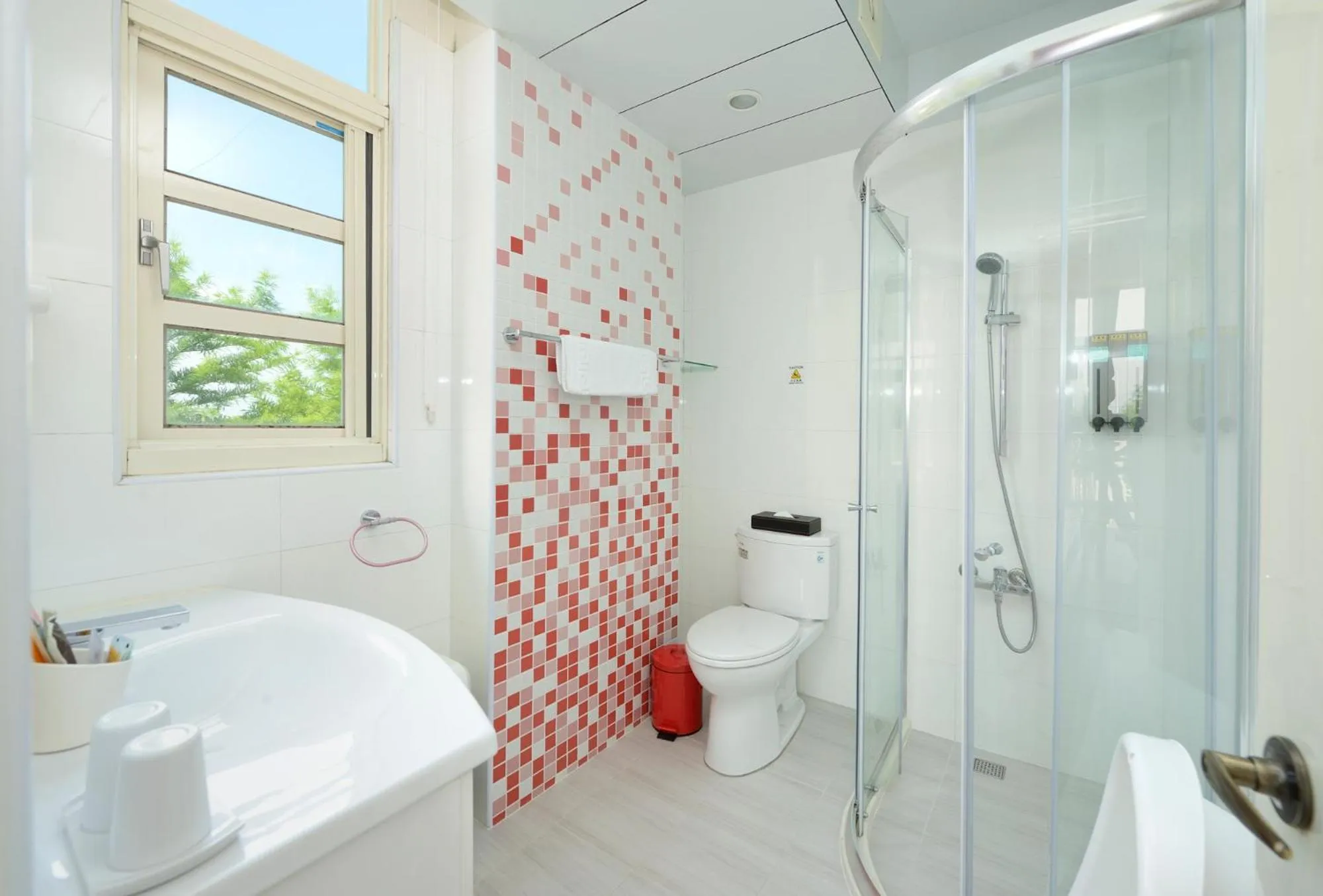 Shower in Dancing Butterfly Inn Family sliding BnB