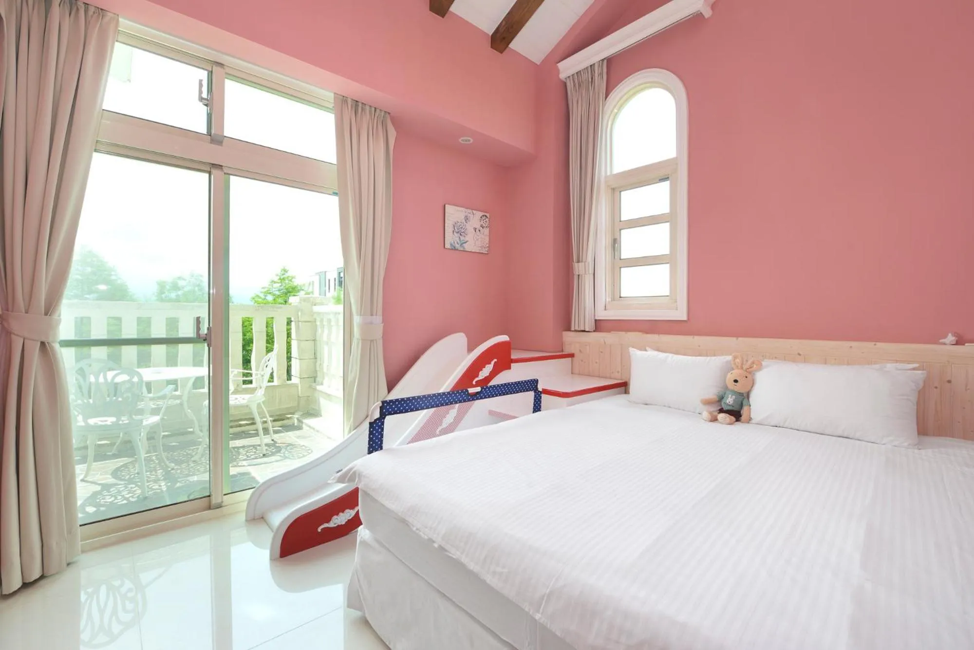 Bed in Dancing Butterfly Inn Family sliding BnB