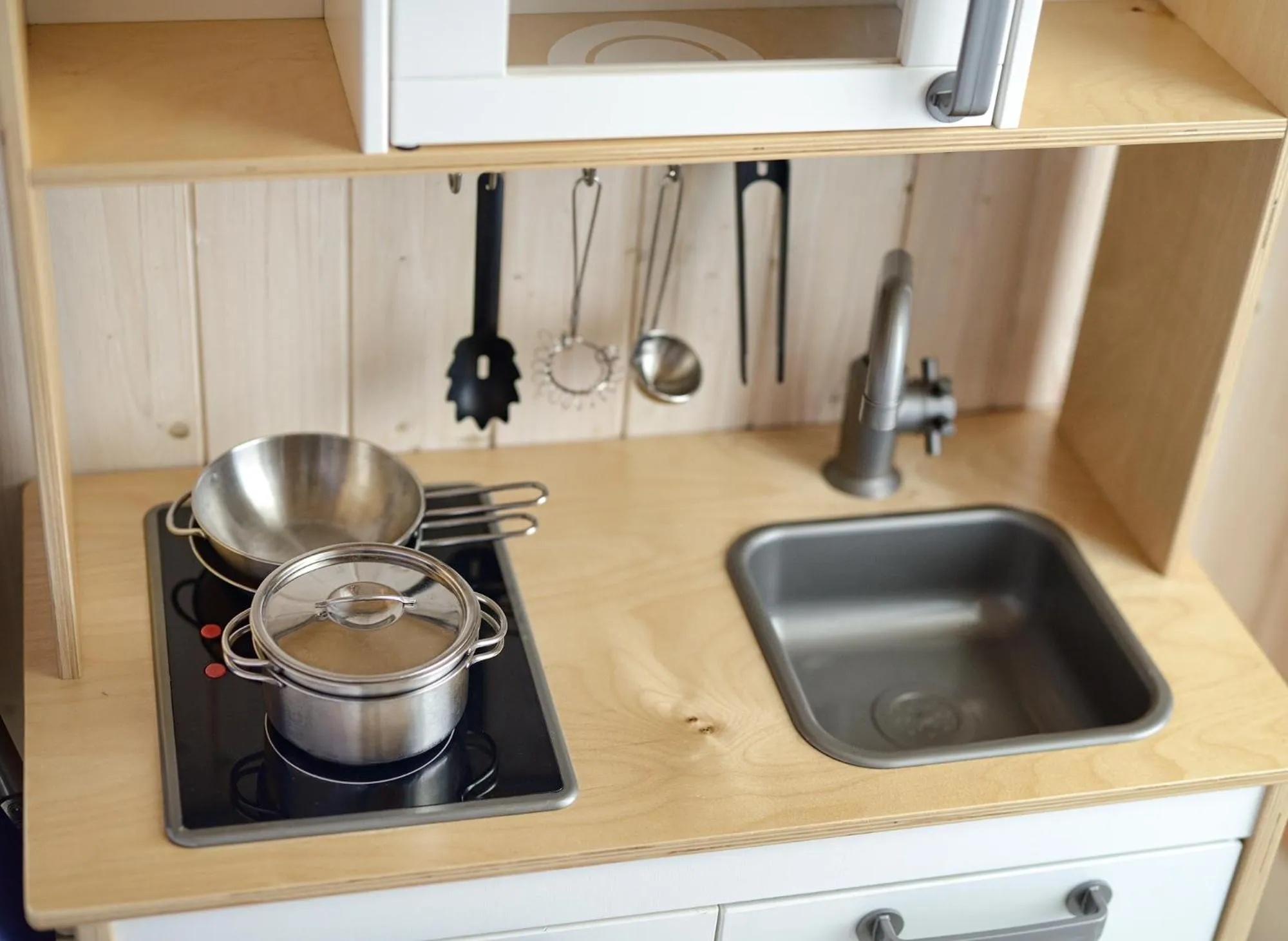 Decorative detail in Dancing Butterfly Inn Family sliding BnB