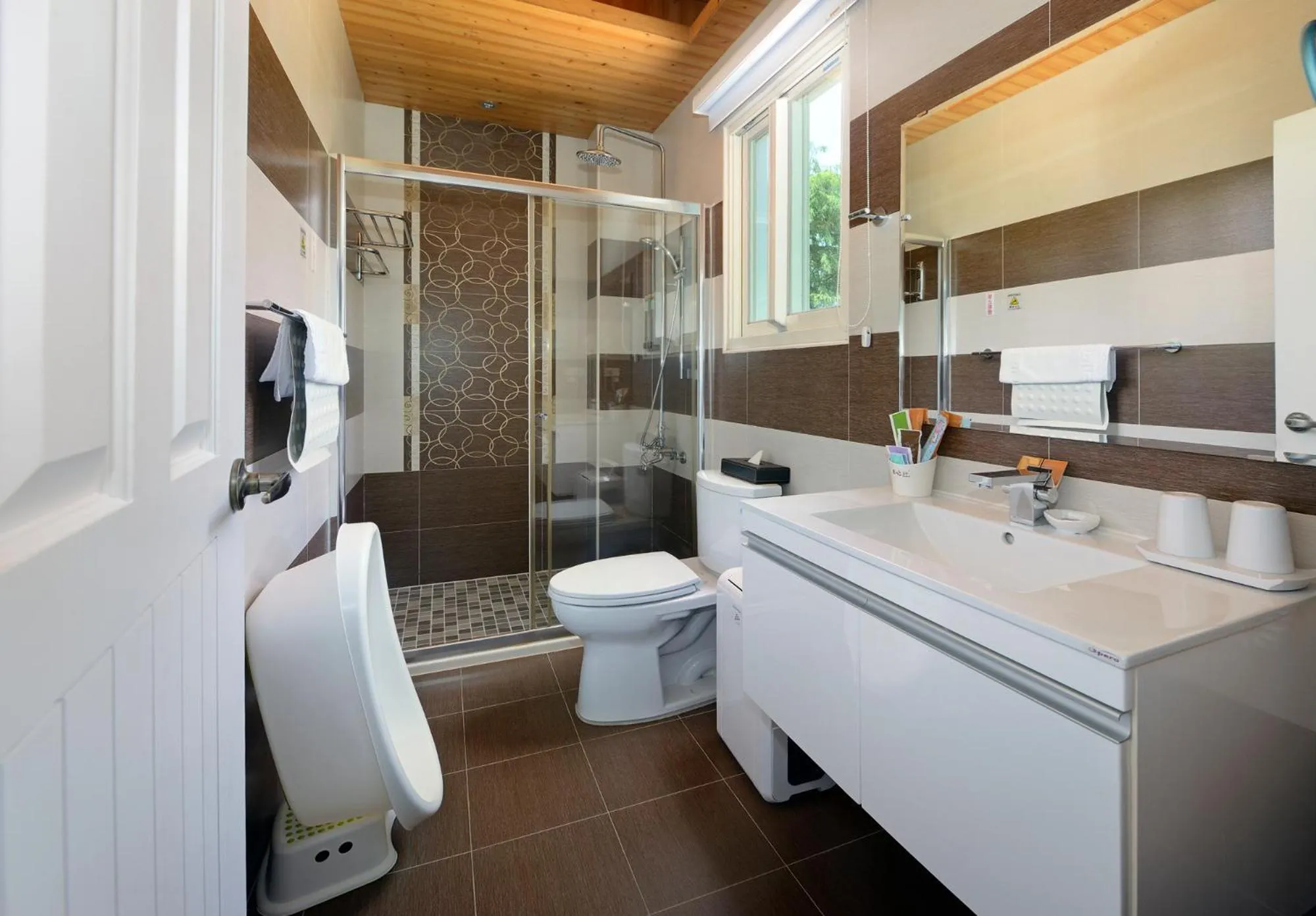 Shower in Dancing Butterfly Inn Family sliding BnB