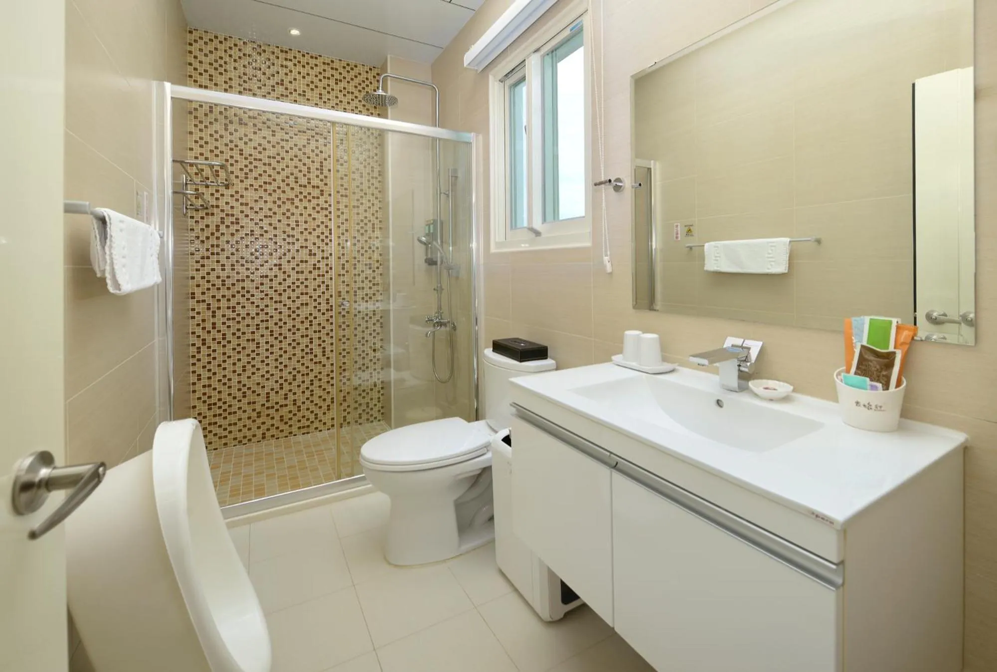 Shower in Dancing Butterfly Inn Family sliding BnB