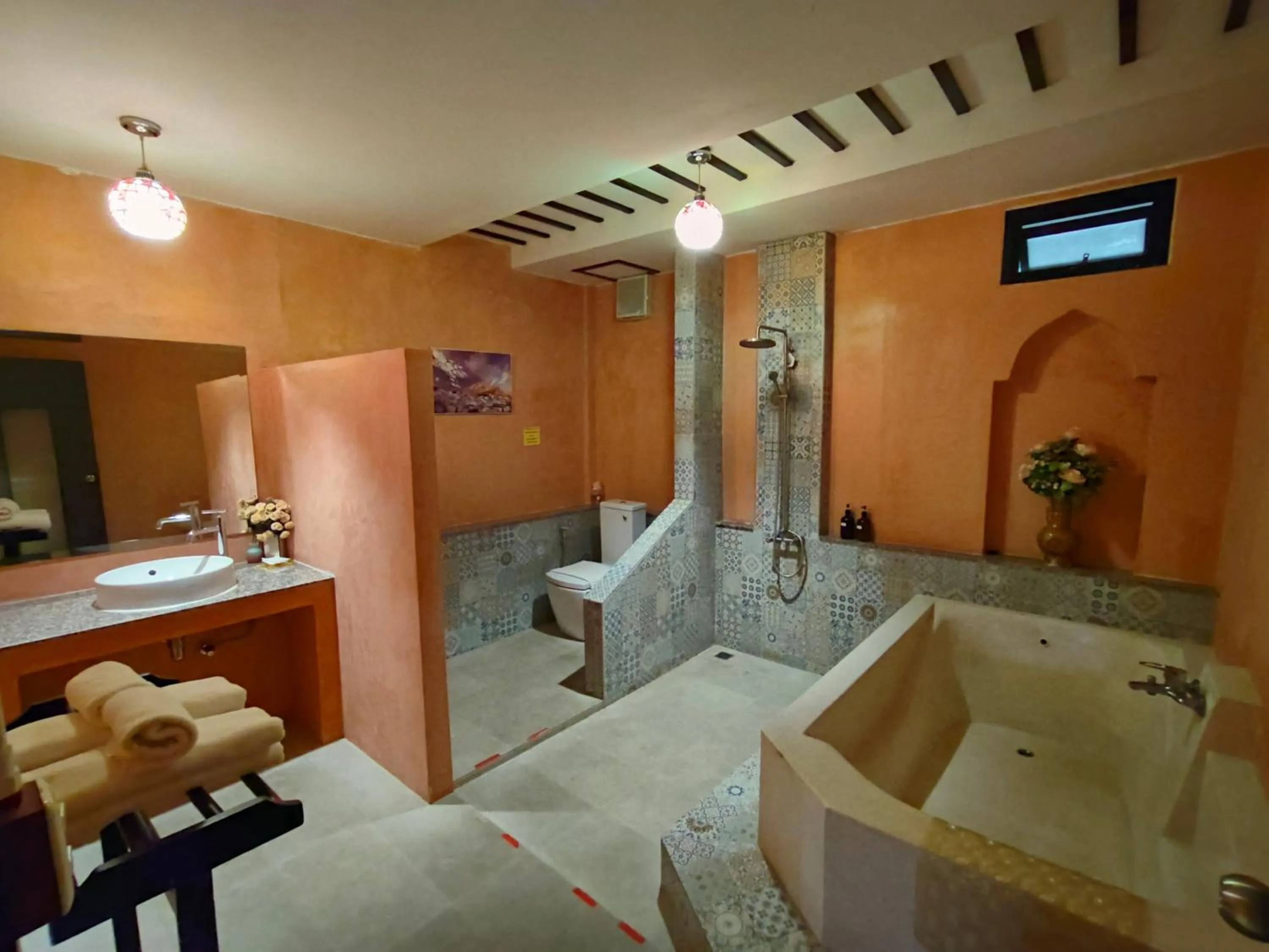 Shower in Retro Box Hotel Chumphon