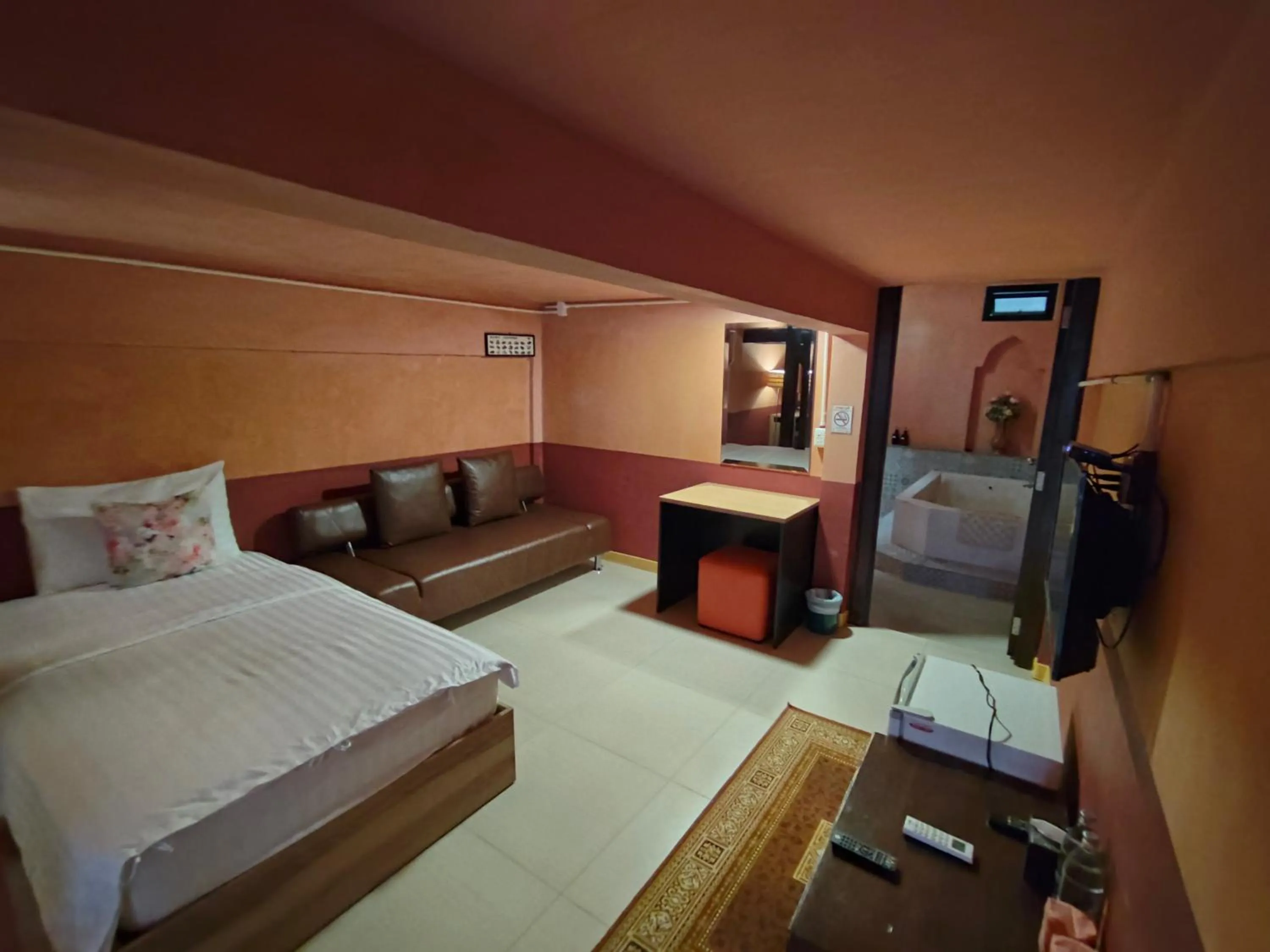 Communal lounge/ TV room, Bed in Retro Box Hotel Chumphon