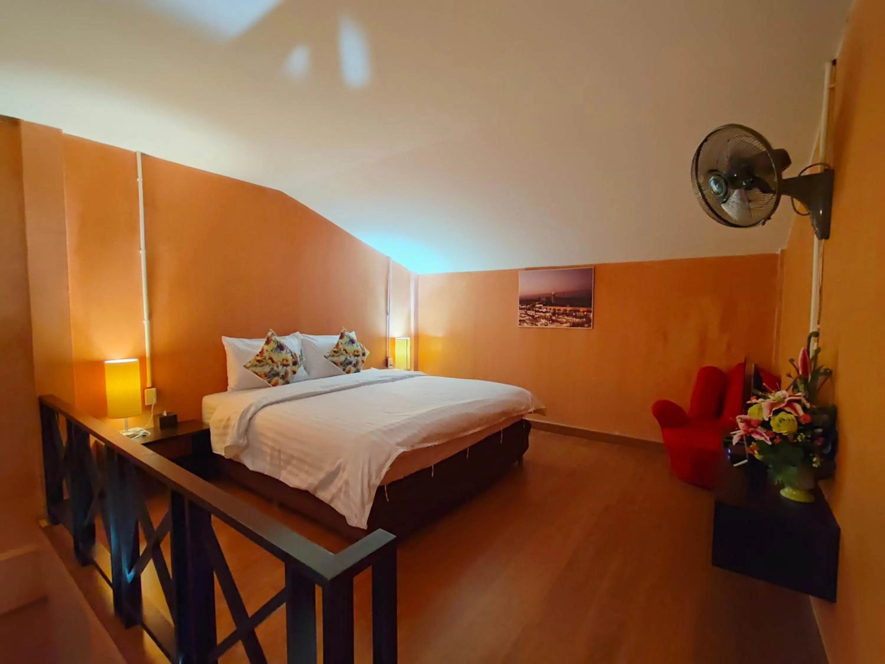 Bed in Retro Box Hotel Chumphon