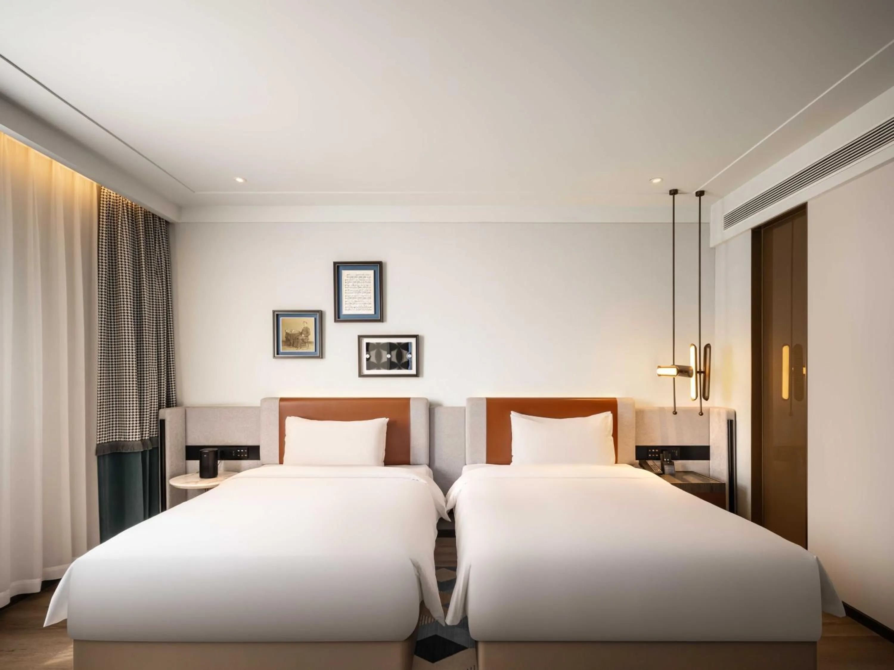 Photo of the whole room, Bed in Grand Madison Wuhan Hankou on the Bund