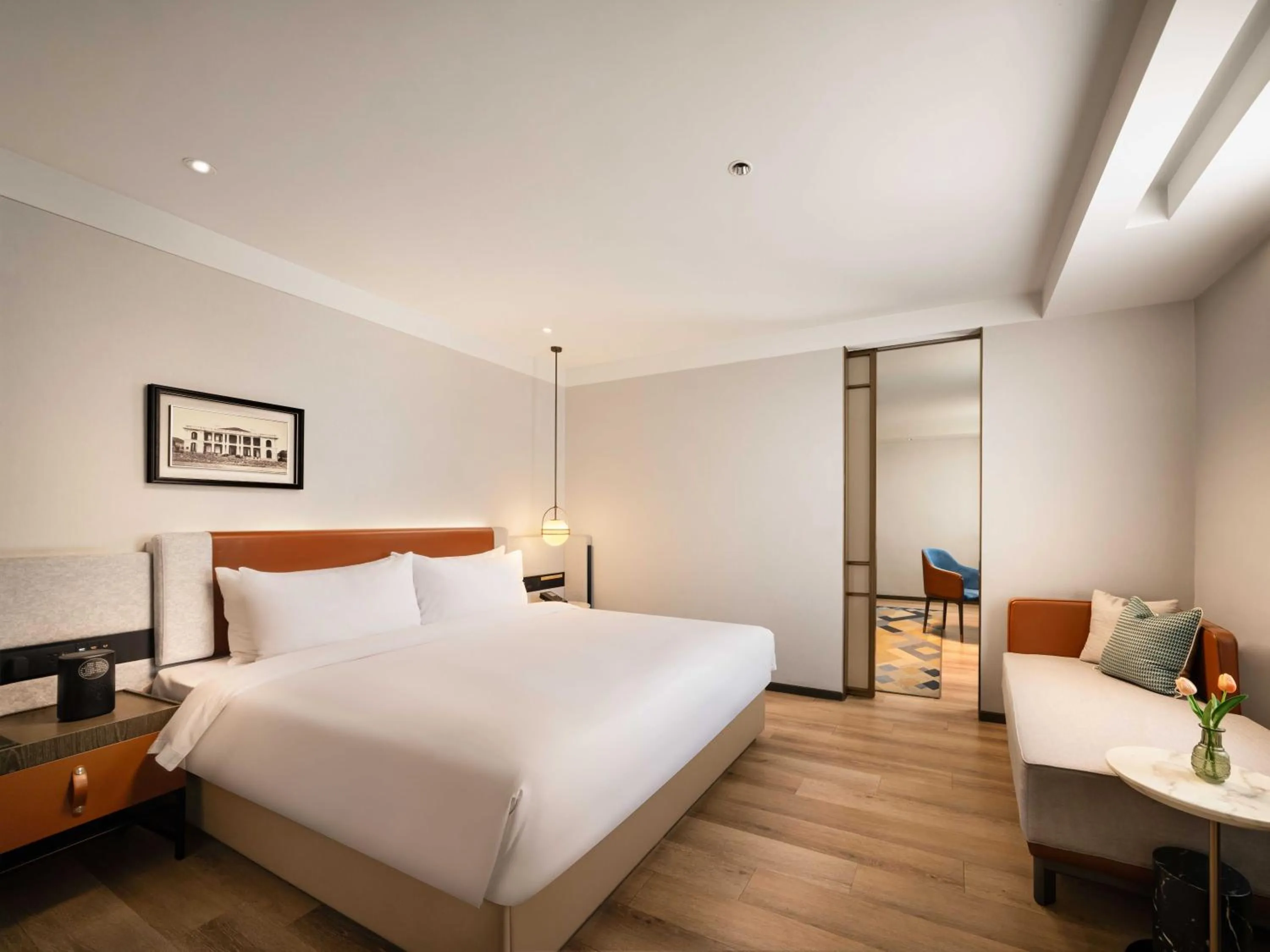 Photo of the whole room, Bed in Grand Madison Wuhan Hankou on the Bund