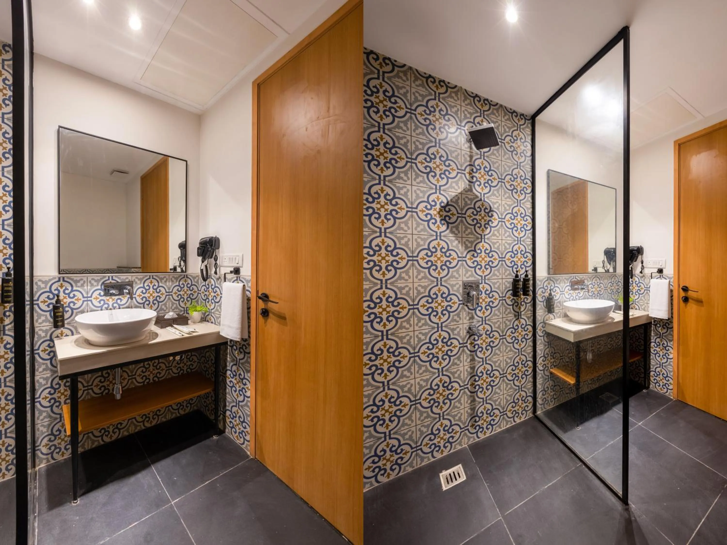 Shower in Saltstayz Autograph - Advant & Sector 144