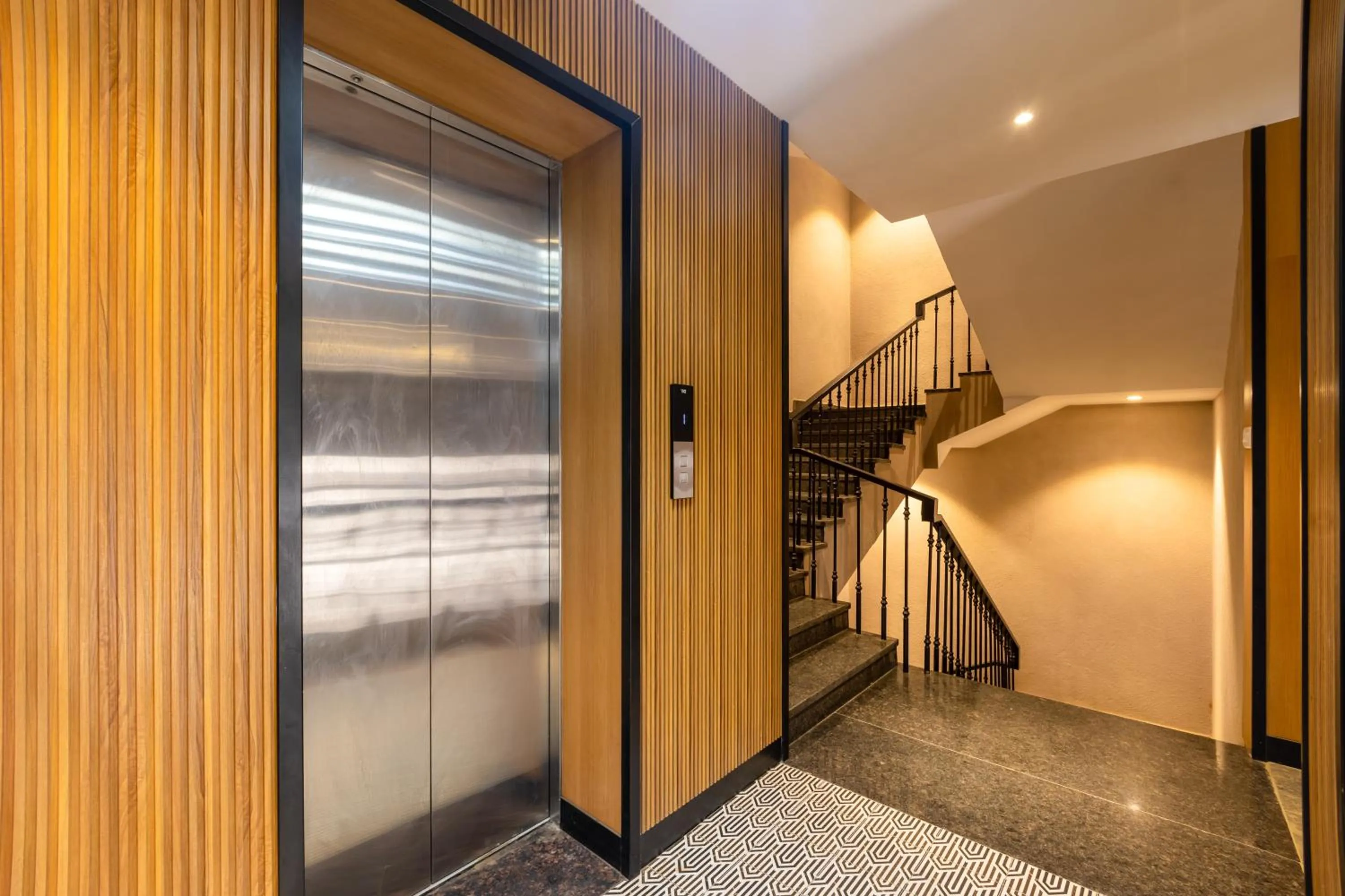 elevator in Saltstayz Autograph - Advant & Sector 144