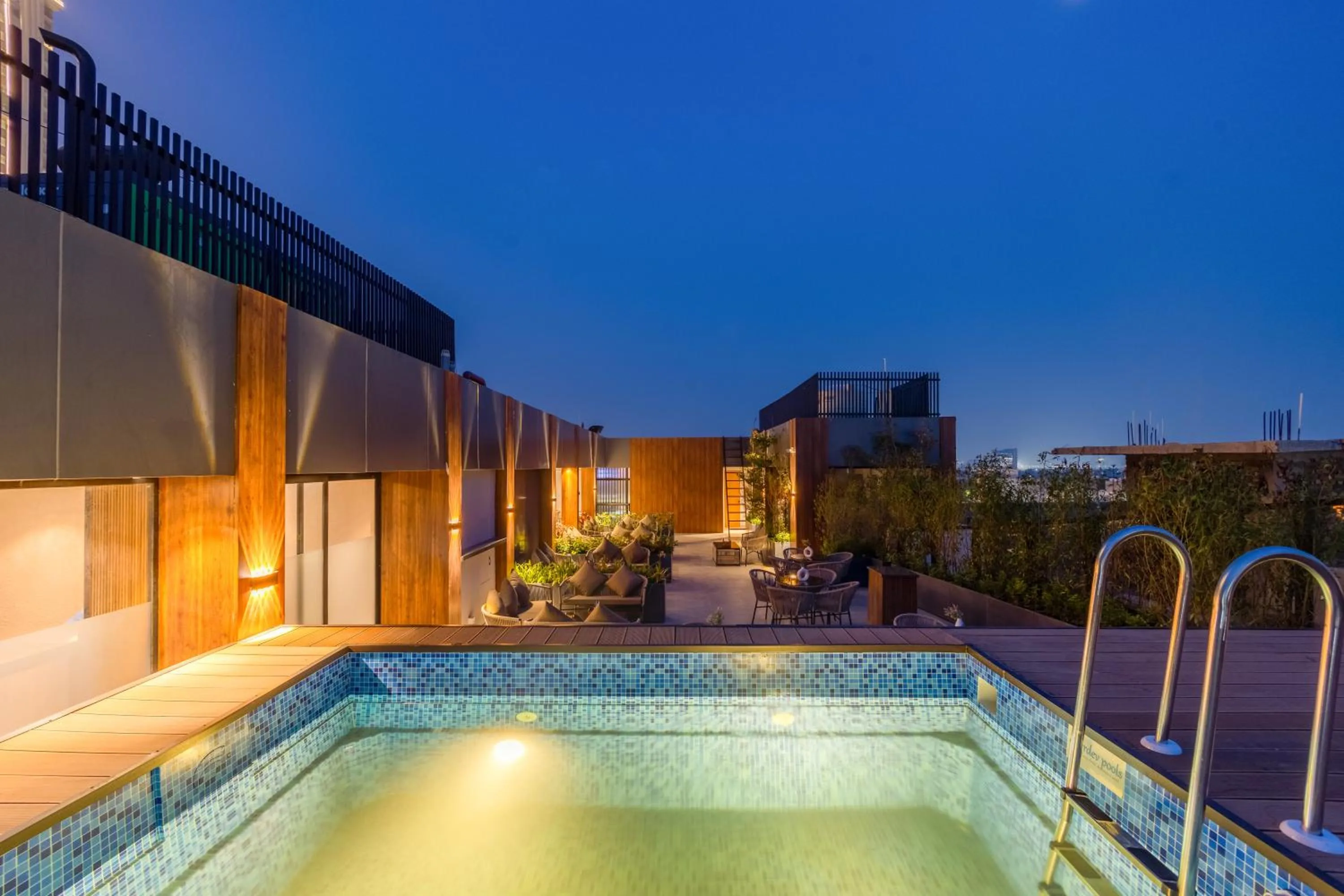 Night in Saltstayz Autograph - Advant & Sector 144