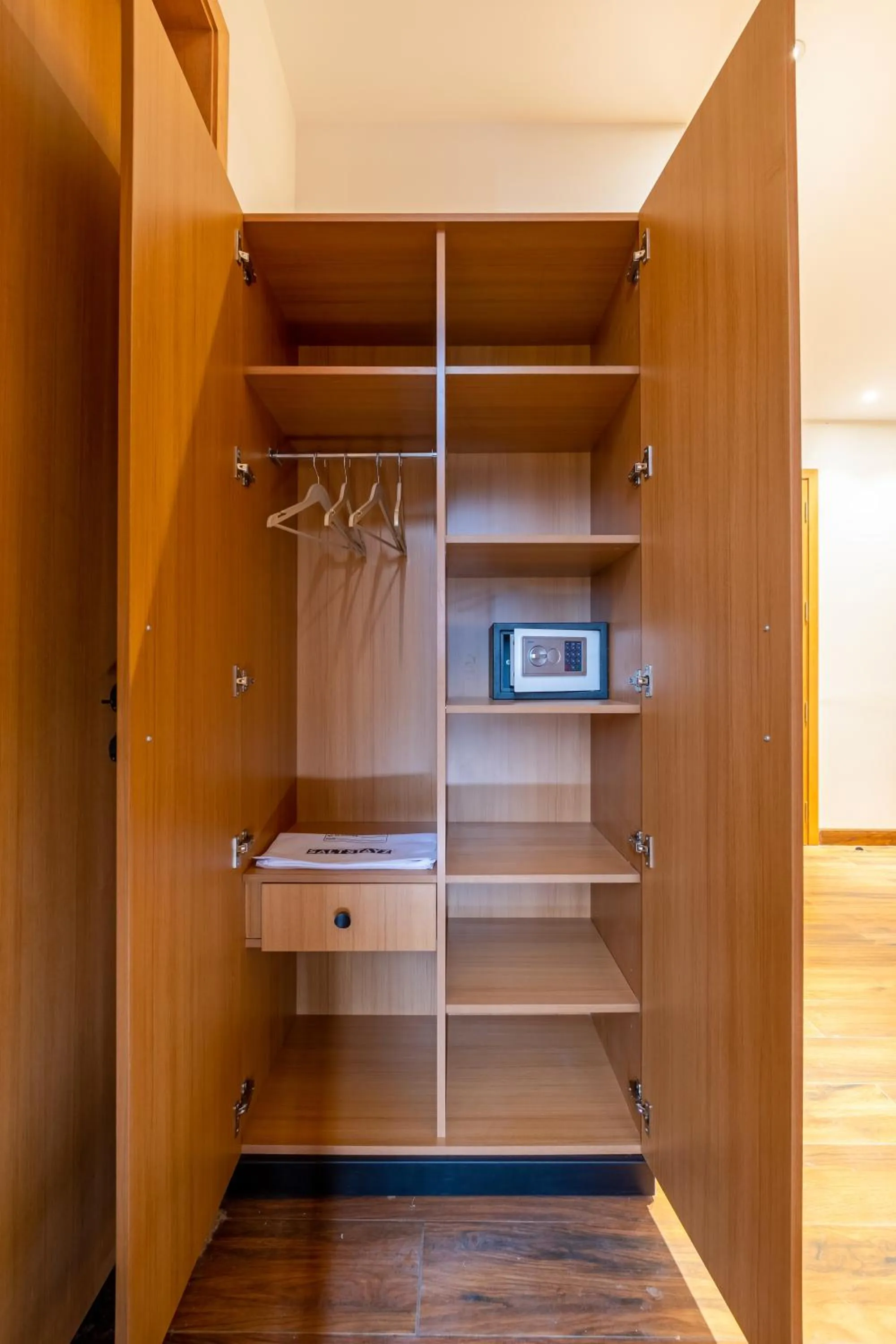 safe in Saltstayz Autograph - Advant & Sector 144