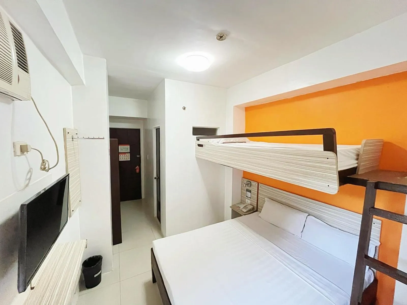 bunk bed in Travelbee Business Inn