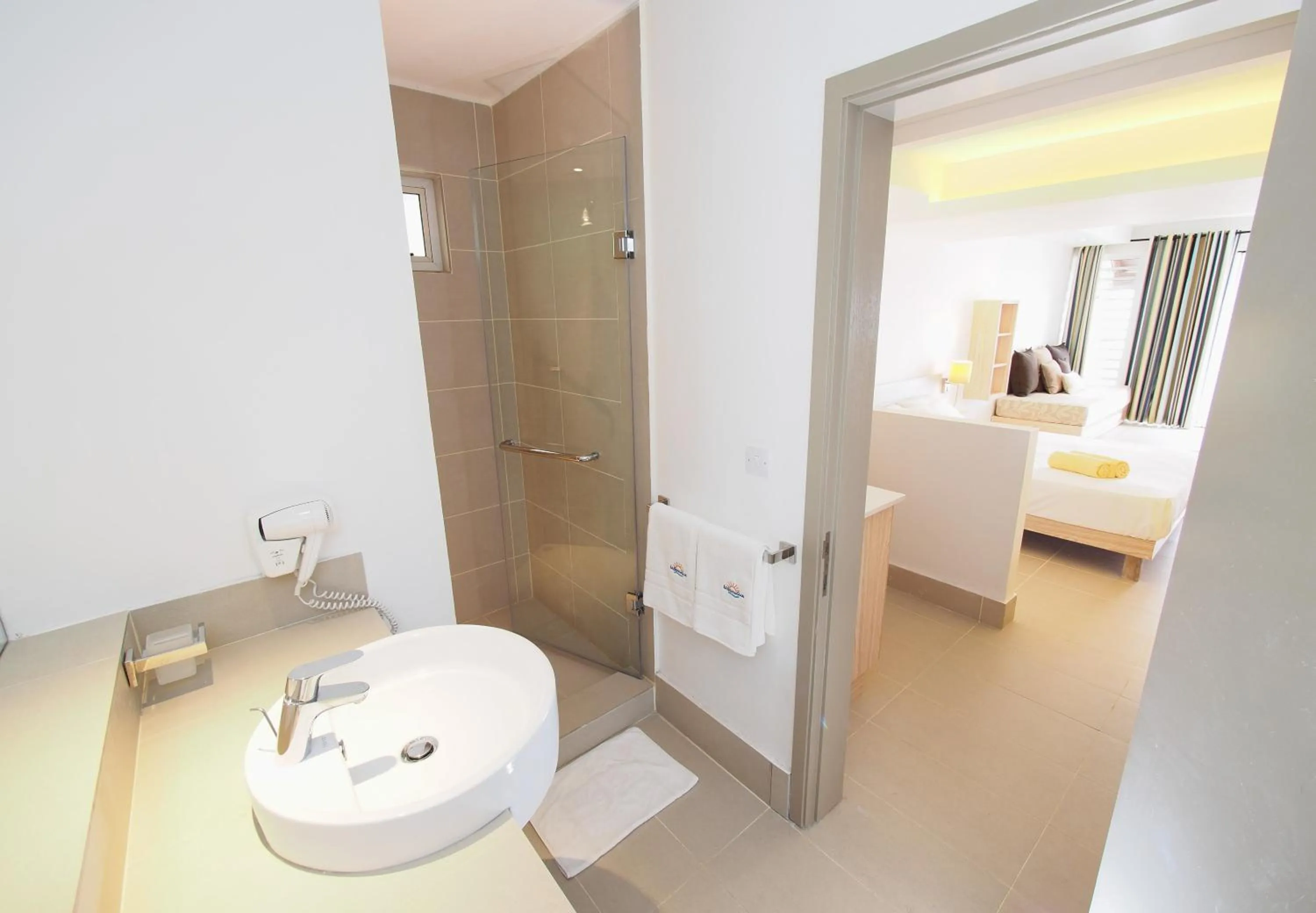 Shower, Bed in Le Beachclub