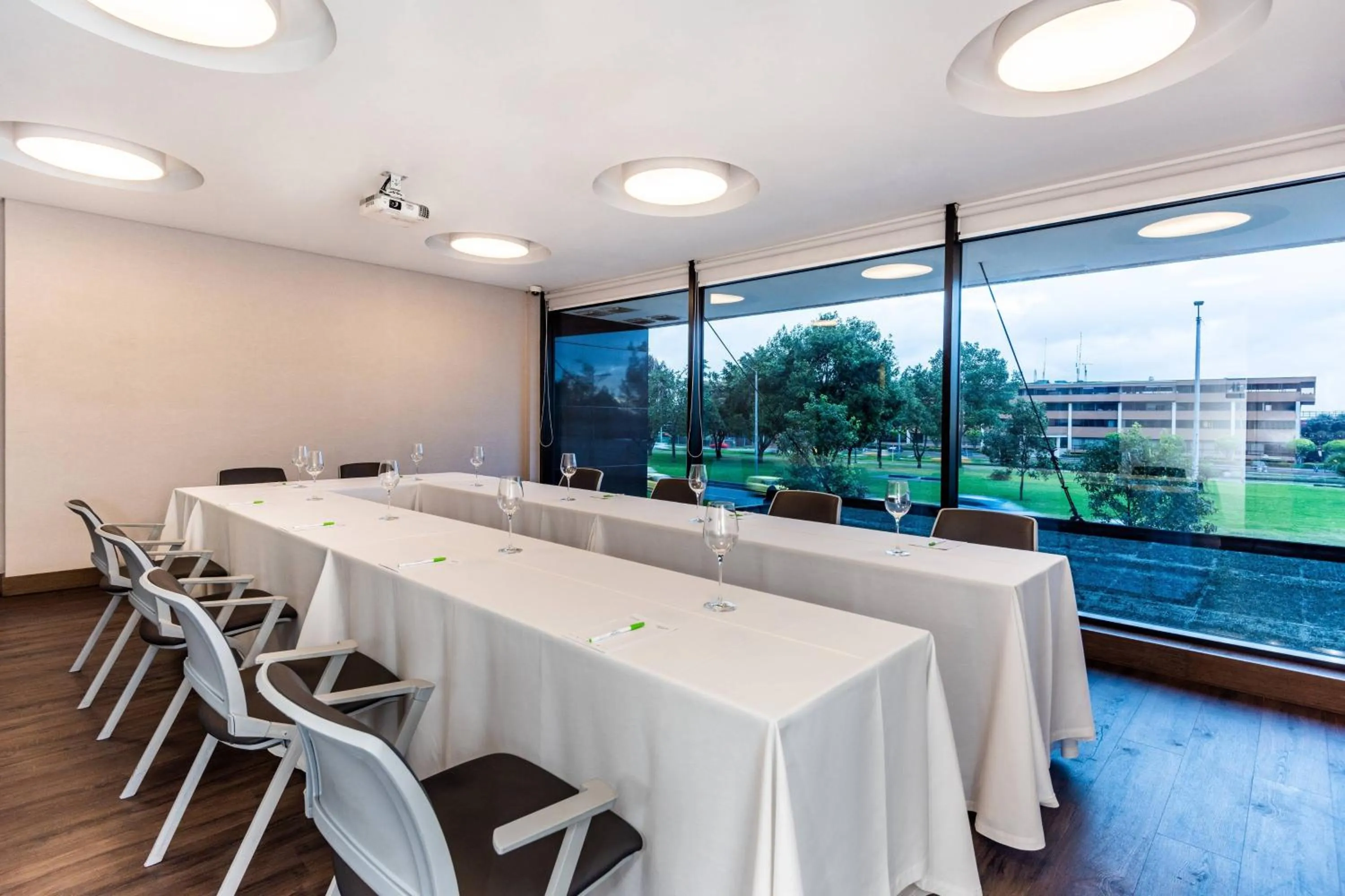 Meeting/conference room in Courtyard by Marriott Bogota Airport