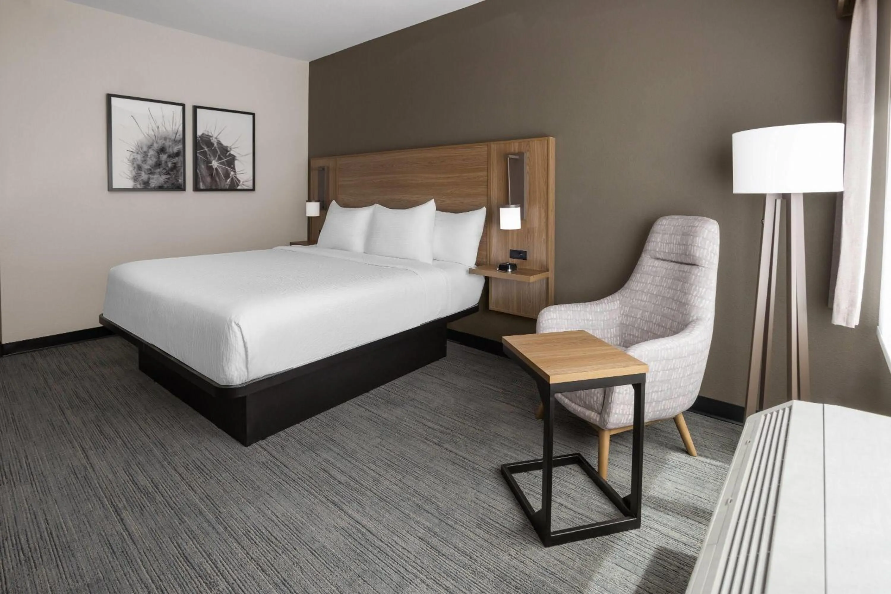 Photo of the whole room, Bed in La Quinta Inn & Suites by Wyndham Phoenix West Glendale