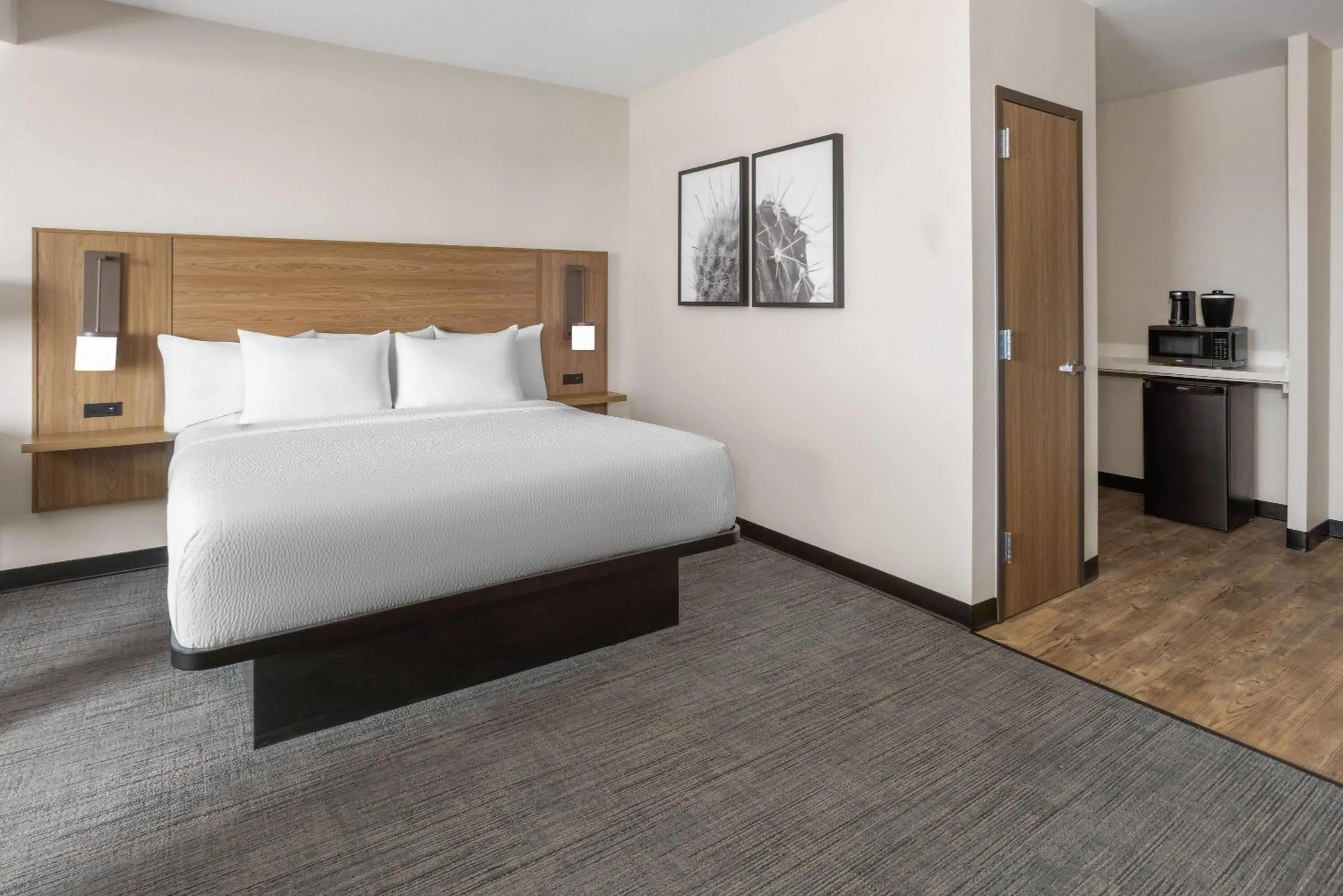 Photo of the whole room, Bed in La Quinta Inn & Suites by Wyndham Phoenix West Glendale