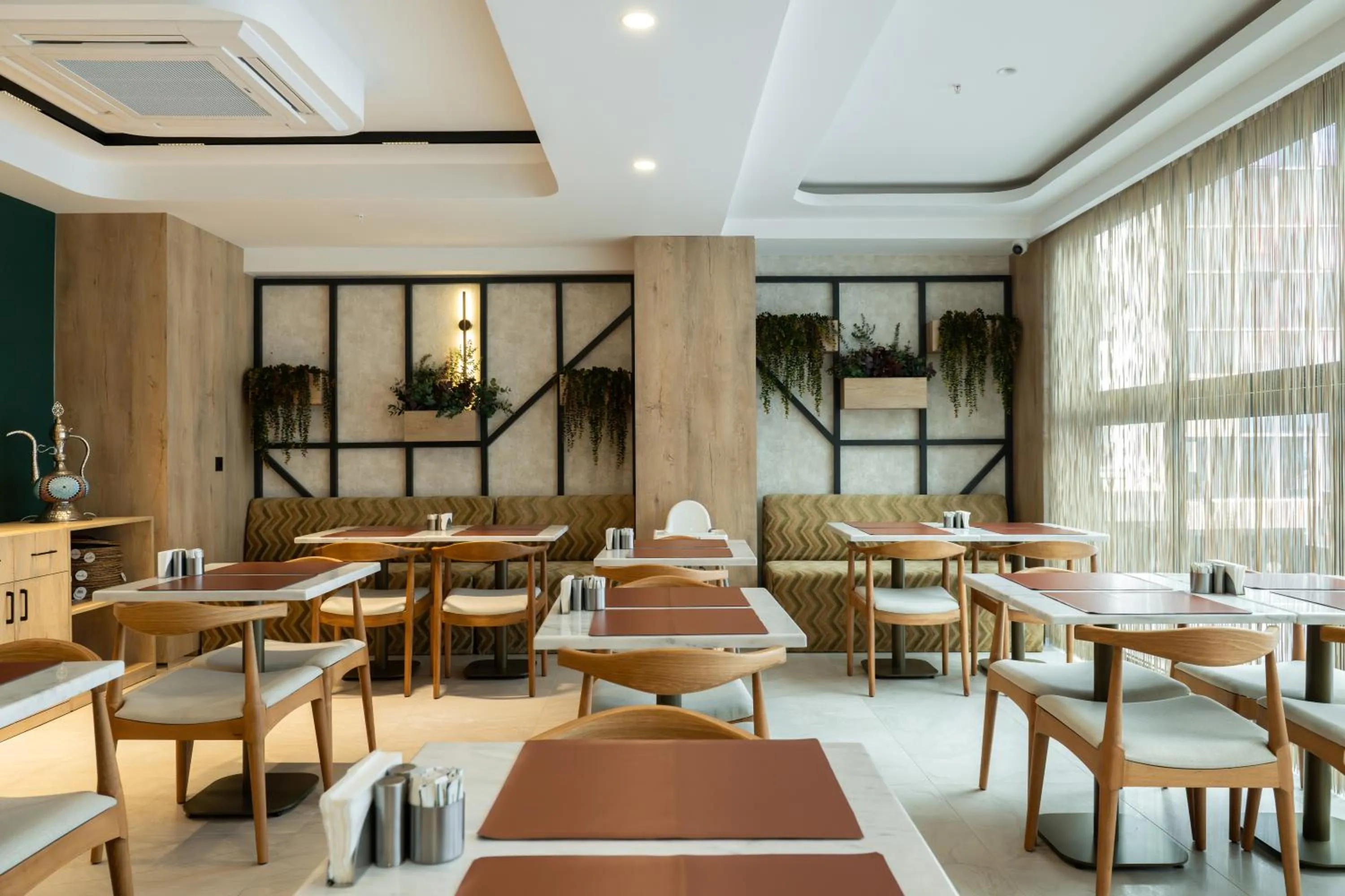 Restaurant/places to eat in Alves Hotel