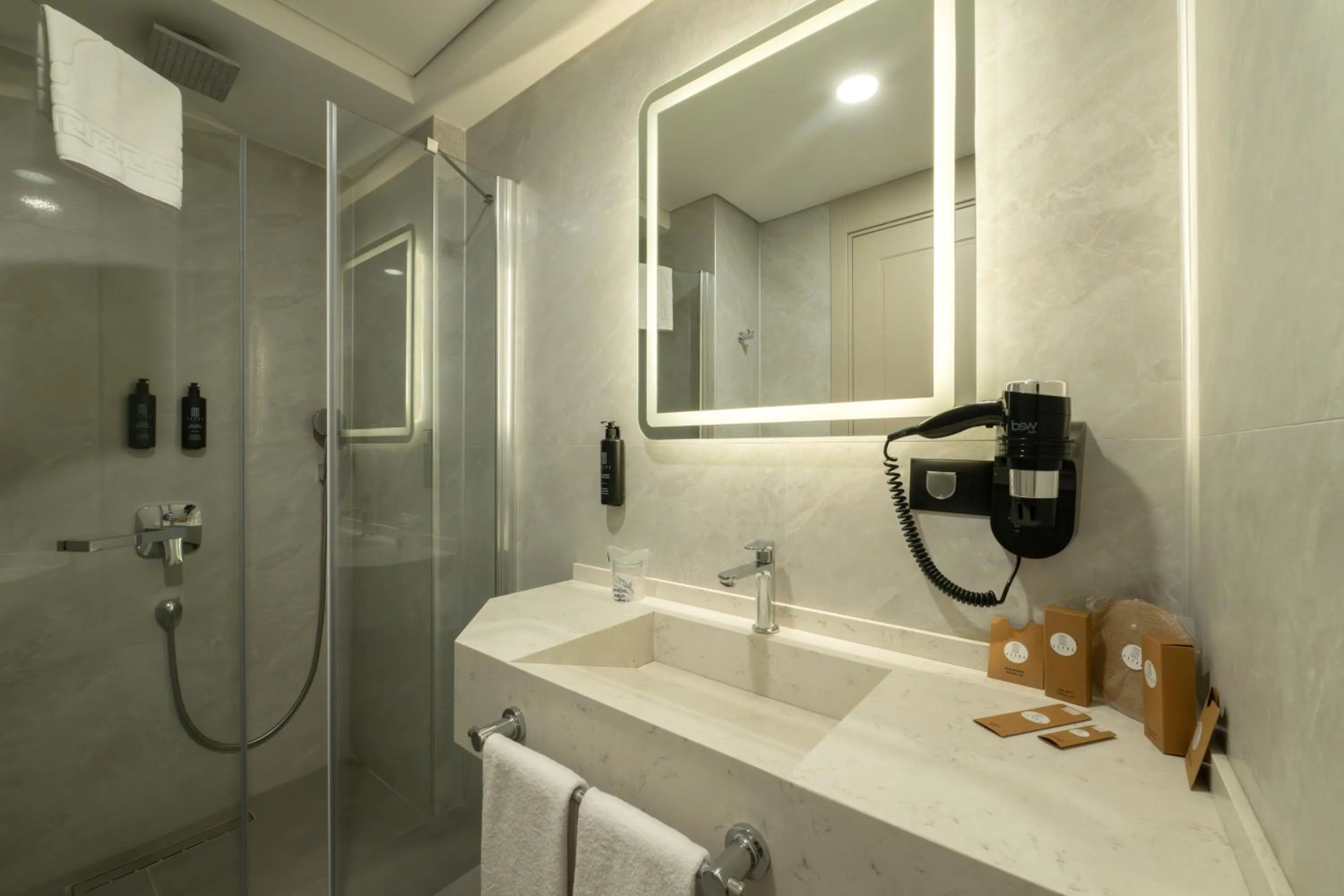 Shower in Alves Hotel