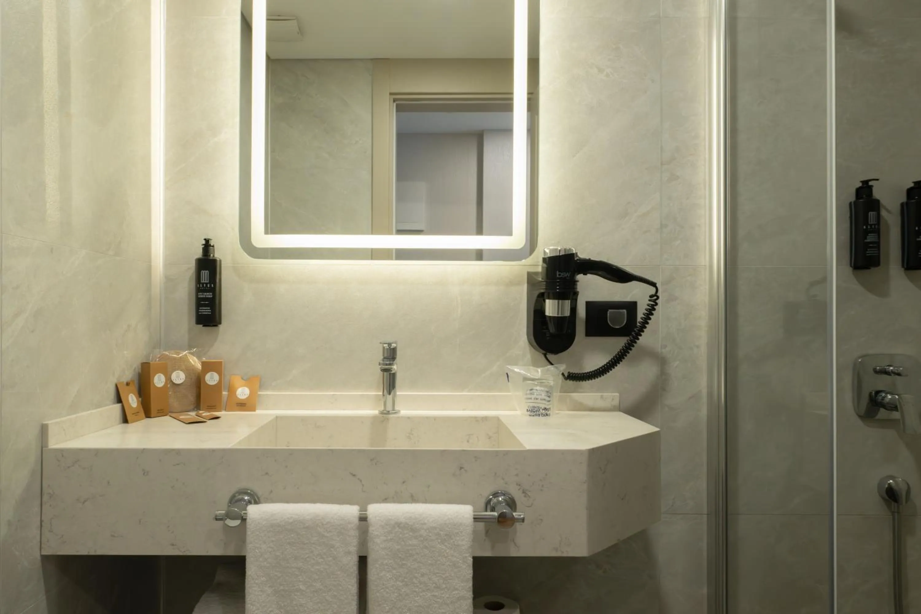 Bathroom in Alves Hotel