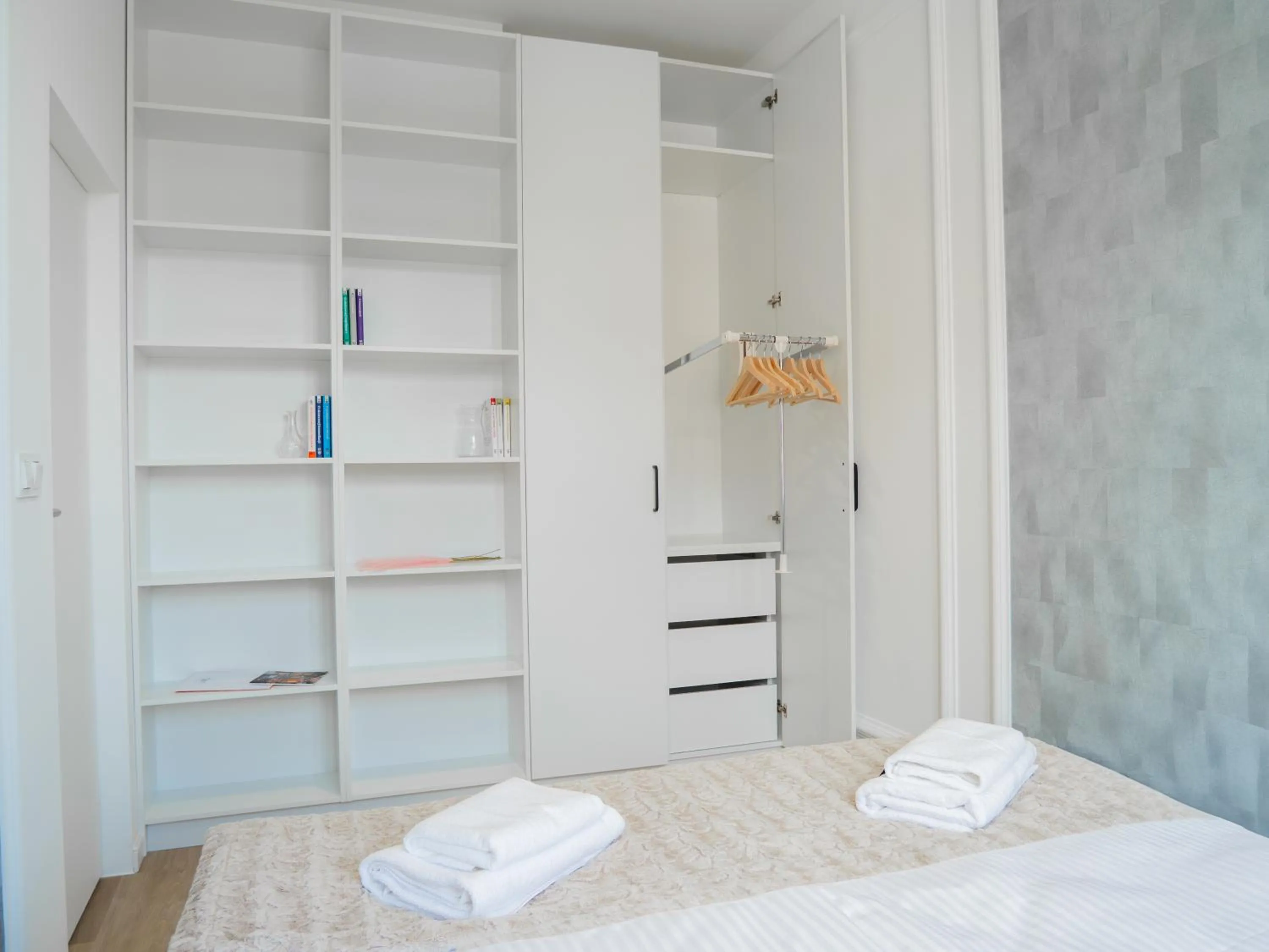 wardrobe, Bed in Długa 17 Residence