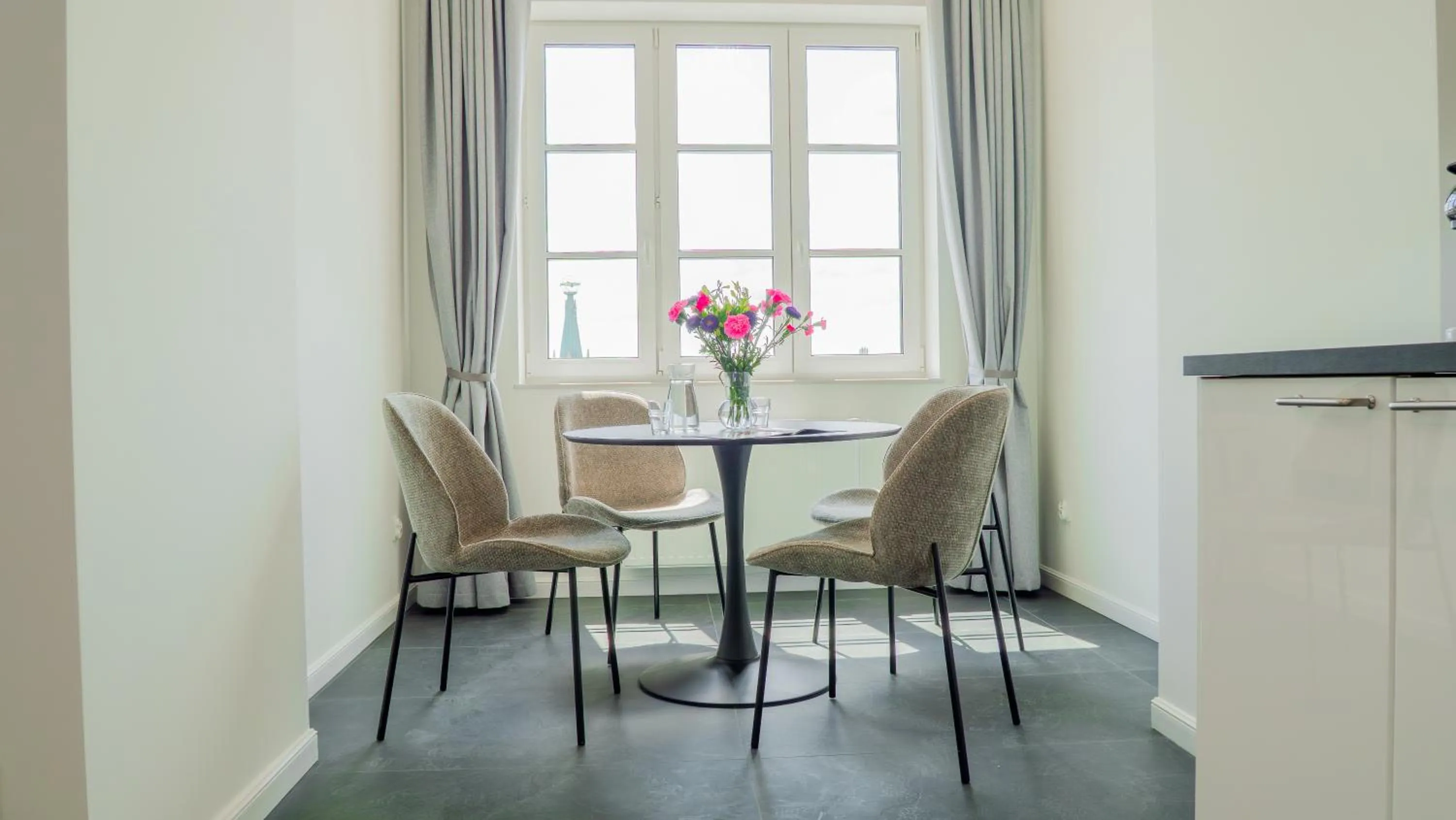 Dining area in Długa 17 Residence